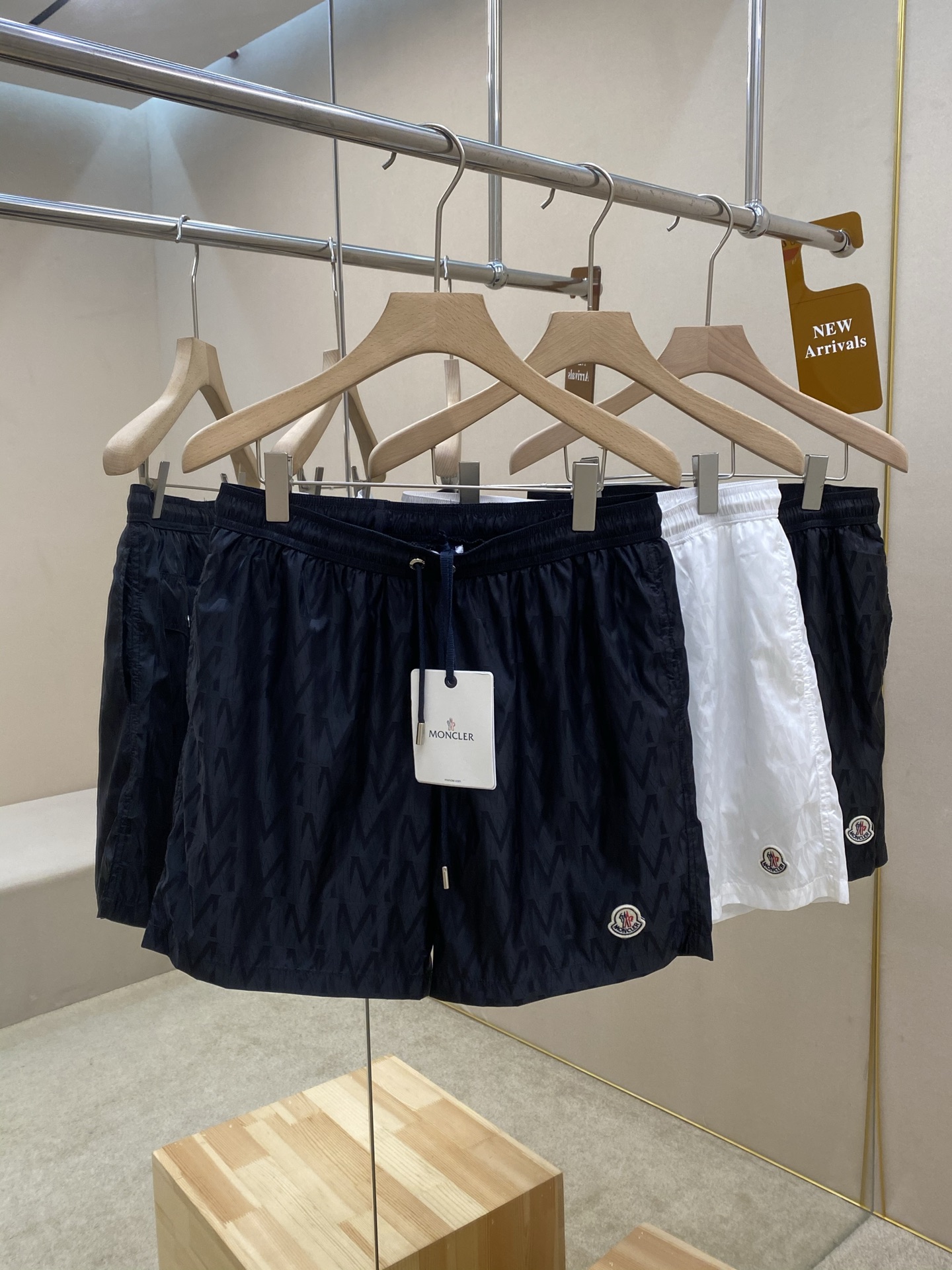 Luxurious Monolithic Logo Design on P561 Mihcler’s White Short Shorts - 图片 3