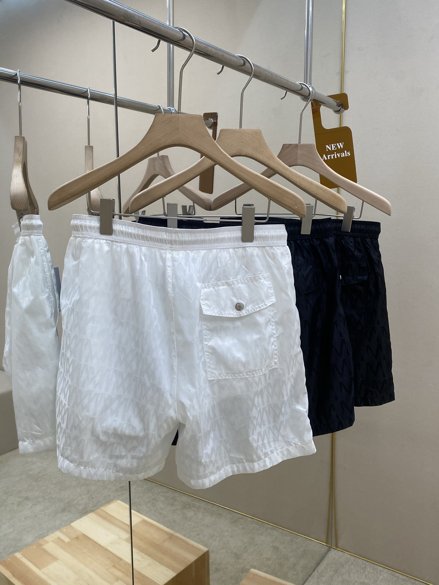 Luxurious Monolithic Logo Design on P561 Mihcler’s White Short Shorts - 图片 4