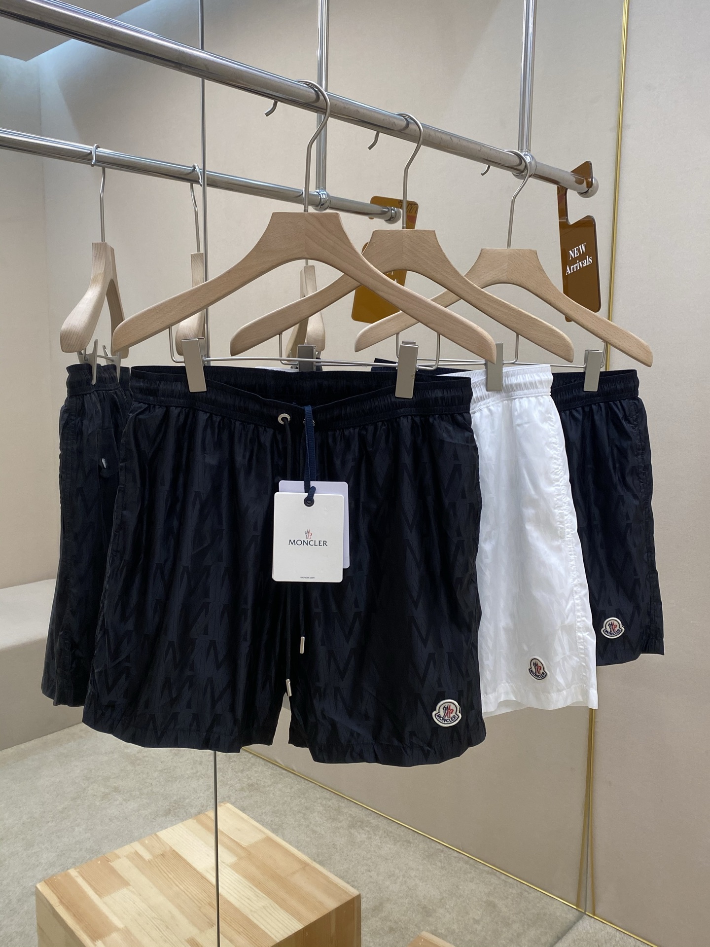 Luxurious Monolithic Logo Design on P561 Mihcler’s White Short Shorts - 图片 2