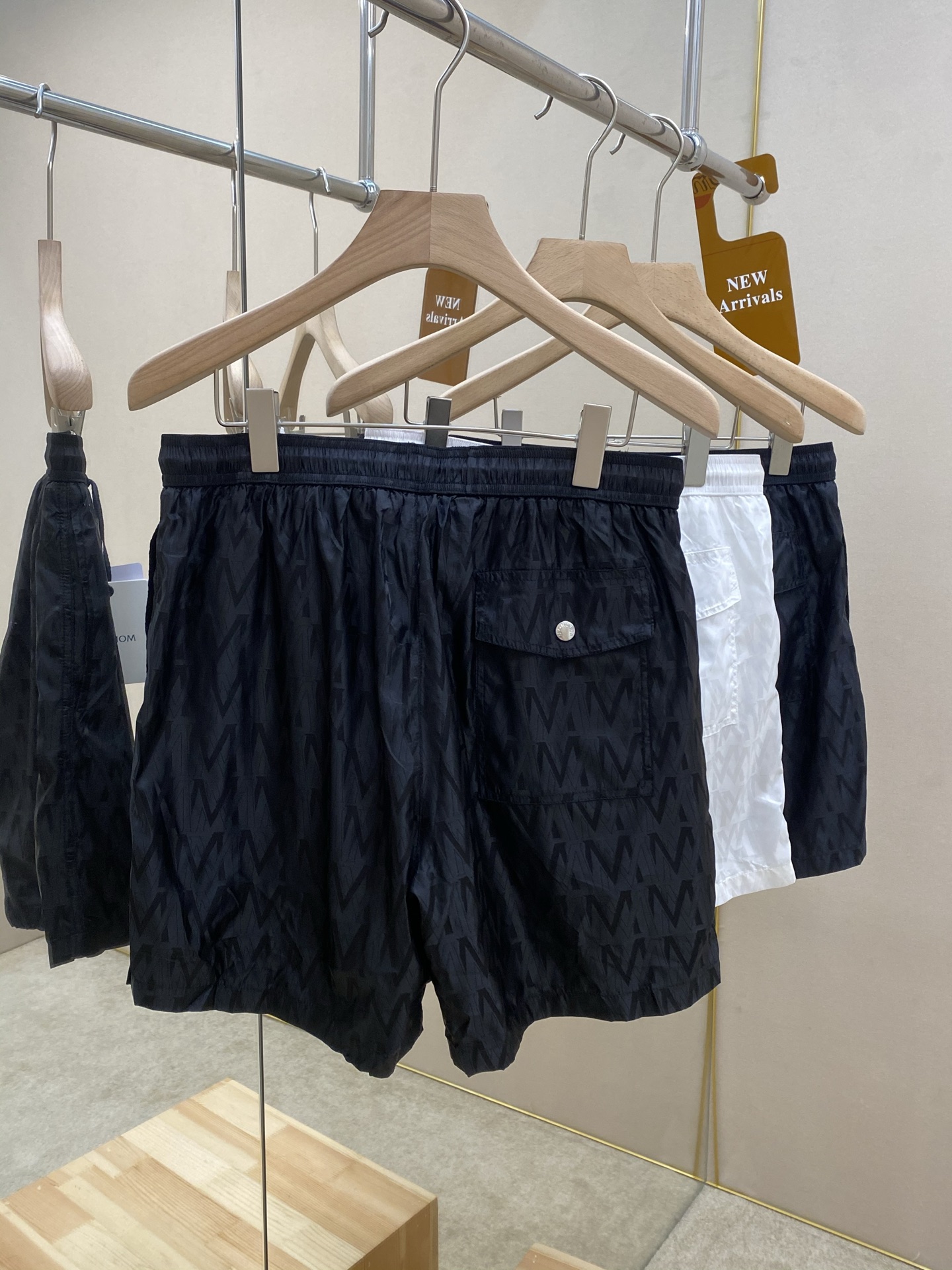 Luxurious Monolithic Logo Design on P561 Mihcler’s White Short Shorts - 图片 5