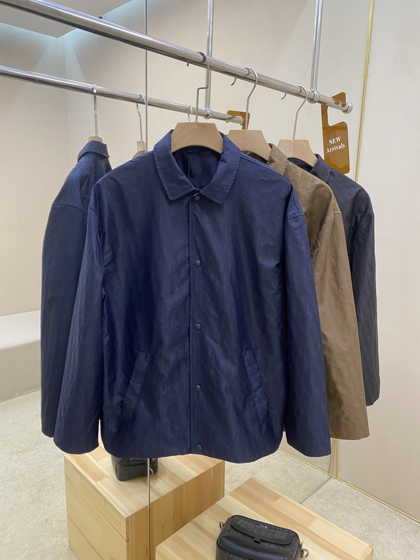 NO:572829,The main recommendation is Dior25SS new jacquard thin jacket. This short jacket is new for 2025, decorated with classic Oblique print. It is carefully made of technical jacquard fabric, with a wide-angle collar, button closure and Dior rubber logo on the back. The practical silhouette can add a casual and fashionable style to various looks. The style is novel and unique, highly recommended!  Color blue black brown code number 46 48 50 52, dior, jackets & coats, alexander wang19860909主推 Dior25SS新款提花薄夹克,这款短夹克是二零二五新品,饰以经典Oblique 印花.采用科技提花面料精心制作,搭配宽角领、纽扣开合和背面 Dior 橡胶标志.实用廓形,可为各式造型增添休闲时尚风范.款式新颖独特,强烈推荐！ 颜色蓝色 黑色 咖色 码数46 48 50 52,,dior,jackets & coats,alexander wang,Men's clothing