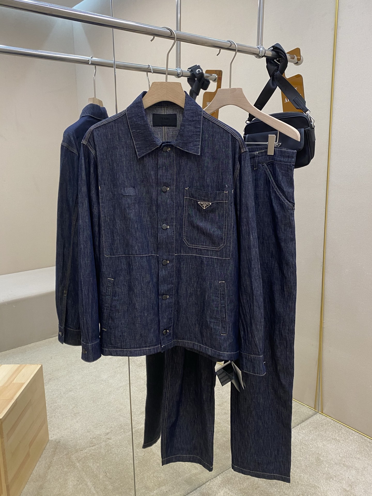 NO:441175,The main push-in pants Prade25SS new triangle micro-label denim set, this set is made of rinsed champagne, with a classic and timeless silhouette and full of casual atmosphere. The jacket uses classic contrasting colored surface lines, the chest pocket is embellished with the iconic triangle logo, and customized metal button closure. This jeans presents a contemporary light silhouette, a classic five-pocket style, a eye-catching waist design, and is matched with the iconic enameled triangle metal logo. The whole set is very novel and unique, developed 1:1 in the original, with a great effect on the upper body, and highly recommended!  Top size S M L XL Pants size 30 31 32 33 34 36 (the size is too large, it is recommended to take one size smaller), prada, jeans, jackets & coats, alexander wang19860909主推衣 裤 Prade25SS新款三角微标牛仔套装,这款套装采用经漂洗处理的钱布雷布制成,廓形经典隽永,并充满休闲气息.夹克采用经典的对比色间面线,胸前口袋点缀标志性的三角形徽标,定制金属纽扣开合.牛仔裤这款呈现当代轻盈廓形,经典五口袋款式,腰身设计醒目,搭配标志性的涂珐琅三角形金属徽标.整套款式非常新颖独特,原版1:1开发而成,上身效果超赞,强烈推荐！ 上衣码数S M L XL 裤子码数30 31 32 33 34 36(码数偏大,建议拍小一码),,prada,jeans,jackets & coats,alexander wang,Men's clothing