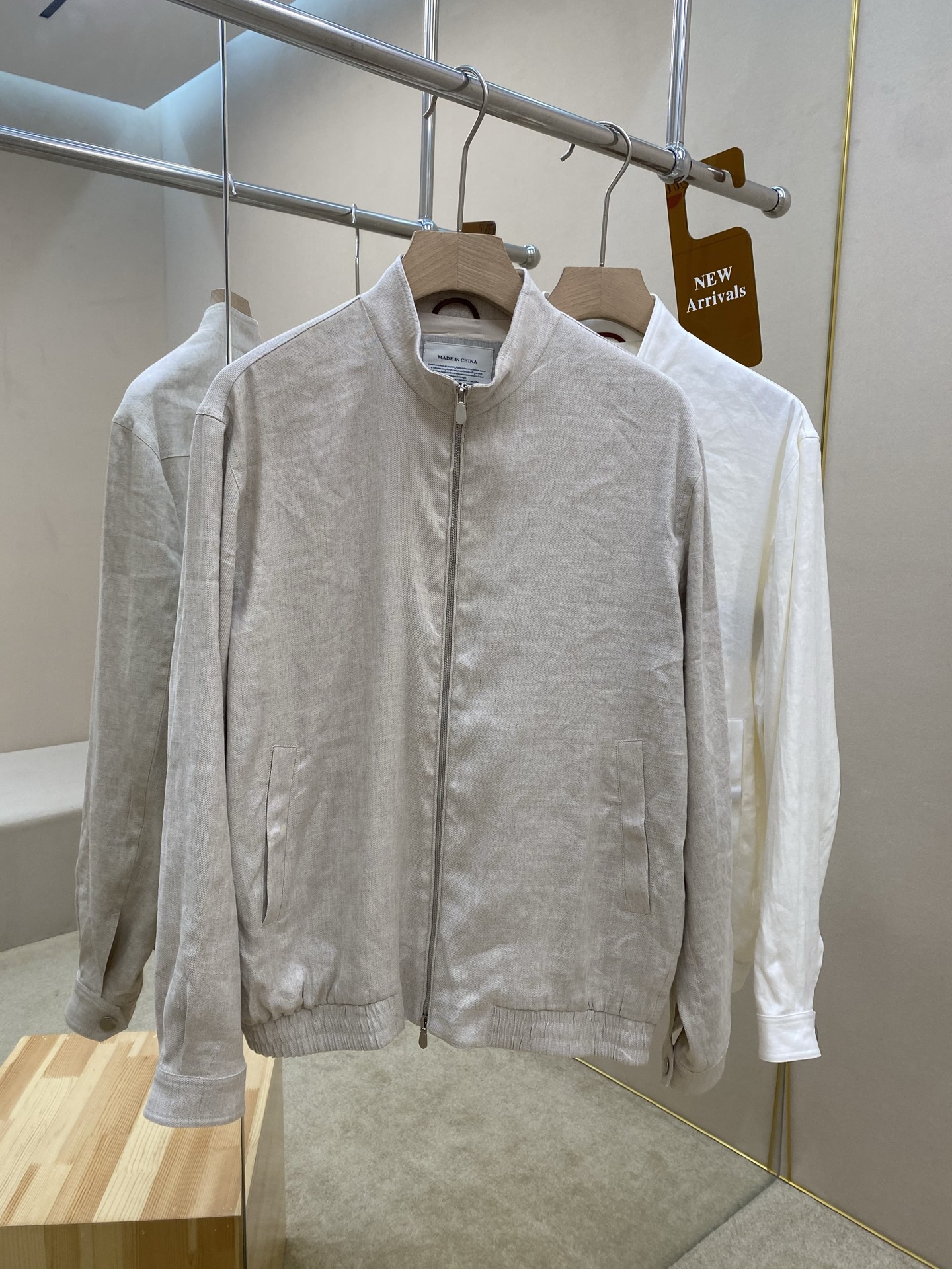 NO:657696,The main recommendation is the new BC25SS ribbed bomber jacket. This bomber jacket is made of linen blended diagonal ribbed fabric. It cleverly combines the casual sports style silhouette with exquisite materials. The characteristic weave of the fabric enhances the natural characteristics of the yarn, giving the garment a light and authentic appearance. Logo details such as the stand-up collar and zipper placket enrich the design of the classic silhouette. Highly recommended!  Color white khaki code number 46 48 50 52 54 56,,jackets & coats,alexander wang19860909主推 BC25SS新款棱纹飞行员夹克,这款采用亚麻混纺斜棱纹面料制作的飞行员夹克,将休闲运动风格的廓形与精致材质巧妙结合.面料的特色编织增强了纱线的自然特性,赋予服装轻盈而真实的外观.立领和拉链开襟等标志细节丰富了经典版型的设计感.强烈推荐！ 颜色白色 卡其 码数46 48 50 52 54 56,,jackets & coats,alexander wang,Men's clothing