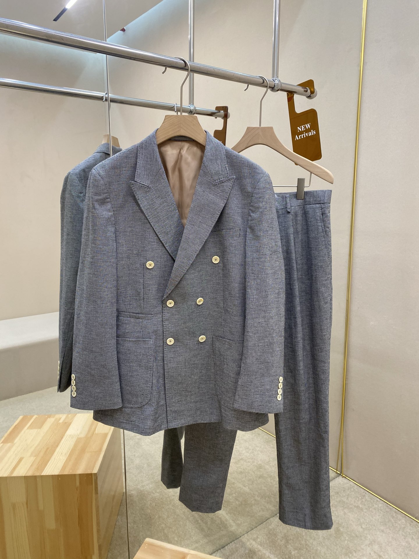 NO:415511,The main recommendation is the P BC25SS new poster grey check suit. This suit is made of 70-day silk 30 linen blend Welsh check fabric. The modern gallery charm and elegance of this casual suit. The suit is composed of double-breasted jacket, double pleats and adjustable buckle design trousers. The unique proportions highlight the exquisite style of Brunello Cucinelli. It easily reflects the burly figure of a man. The style is very novel and unique, highly recommended!  Top jacket size 46 48 50 52 54 Pants size 46 48 50 52 54,,brunello cucinelli,jackets & coats,business suit,alexander wang19860909主推衣服 裤子P BC25SS新款海报款灰色格纹西服套装,这款西服套装采用70天丝 30亚麻混纺面料威尔士格纹面料制作而成,这套休闲西装的现代廊形魅力与优雅.套装双排扣夹克、双褶和可调节搭扣设计长裤组成.独特的比例中彰显Brunello Cucinelli精美风格.轻松体现出男性的魁梧身材.款式非常新颖独特,强烈推荐！ 上衣夹克尺寸46 48 50 52 54 裤子尺寸46 48 50 52 54,,brunello cucinelli,jackets & coats,business suit,alexander wang,Men's clothing