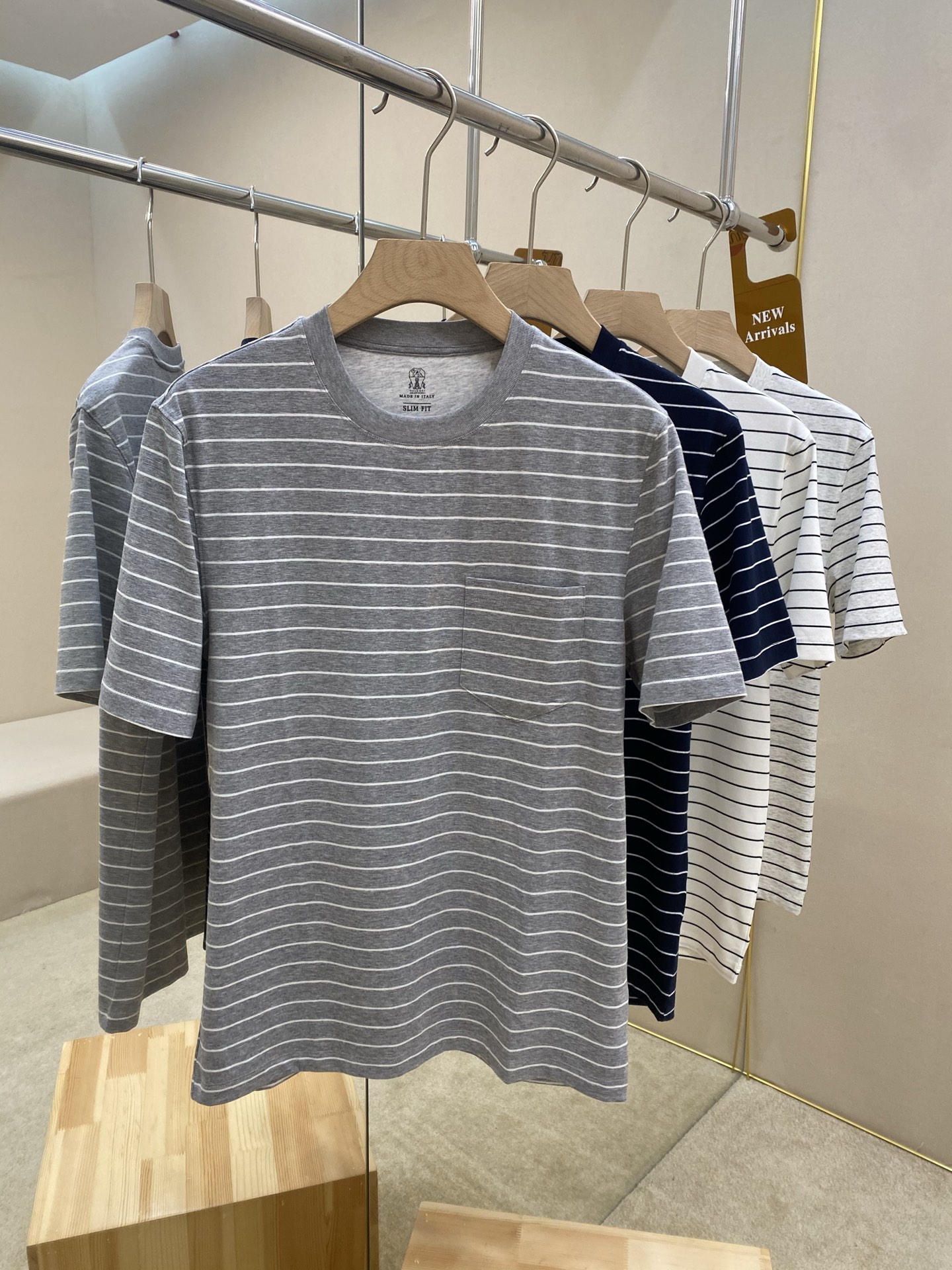 NO:428345,The main recommendation is the new striped T-shirt of BC25SS. This fabric uses striped patterns of seasonal tones, which cleverly balances the lightness and delicateness of cotton and the luster of silk fibers. Round neck design, regular comfortable version, and small pockets on the chest. Highly recommended!  Color white dark gray royal blue light gray S M L XL,,tees, t-shirt,alexander wang19860909主推  BC25SS新款条纹T恤衫,这款面料选用当季色调的条纹图案,在棉质的轻盈细腻感与丝质纤维的光泽感之间实现巧妙平衡.圆领设计,常规舒适版型,胸前配有小口袋.强烈推荐！ 颜色白色 深灰色 宝蓝色 浅灰 码数S M L XL,,tees，t-shirt,alexander wang,Men's clothing