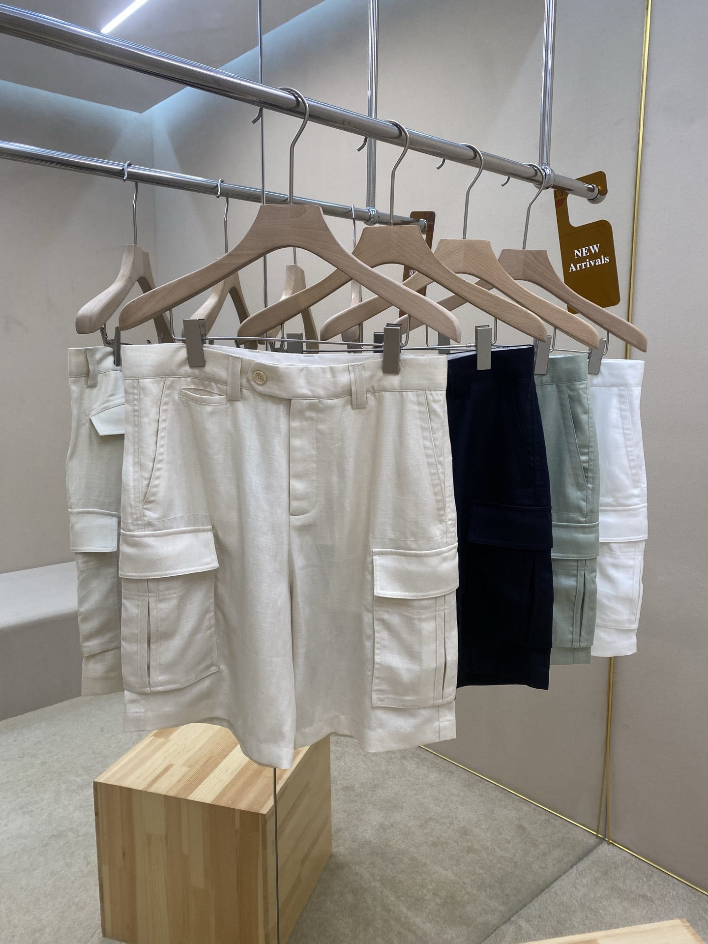 NO:449959,The main recommendation is BC25 new cotton, linen fish bone pattern breeches and wool Bermuda shorts. This herringbone breeches and wool Bermuda shorts coexist harmoniously and enhances the quality of Brunello Cucinelli natural yarn. The fabric combining cotton and linen characteristics presents a light freshness, with a slightly irregular texture, highlighting the classic taste of the herringbone pattern. The standard size and sticky tooling pockets enhance the casual and loose feeling of the style. Highly recommended!  Color, royal blue, white, green, digit 46, 48, 50, 52, 54, brunello cucinelli, shorts, alexander wang19860909主推 BC25新款棉麻鱼骨纹马裤呢百慕大短裤,这款人字纹马裤呢百慕大短裤中和谐共存,并通过Brunello Cucinelli 天然纱线的品质得到增强.结合棉和亚麻特性的面料呈现出淡淡的清新感,略带不规则的纹理,凸显出人字纹图案的经典品味.而标准尺寸和贴式工装口袋则提升了版型的休闲宽松感.强烈推荐！ 颜色麻色 宝蓝 白色 绿色 码数46 48 50 52 54,,brunello cucinelli,shorts,alexander wang,Men's clothing