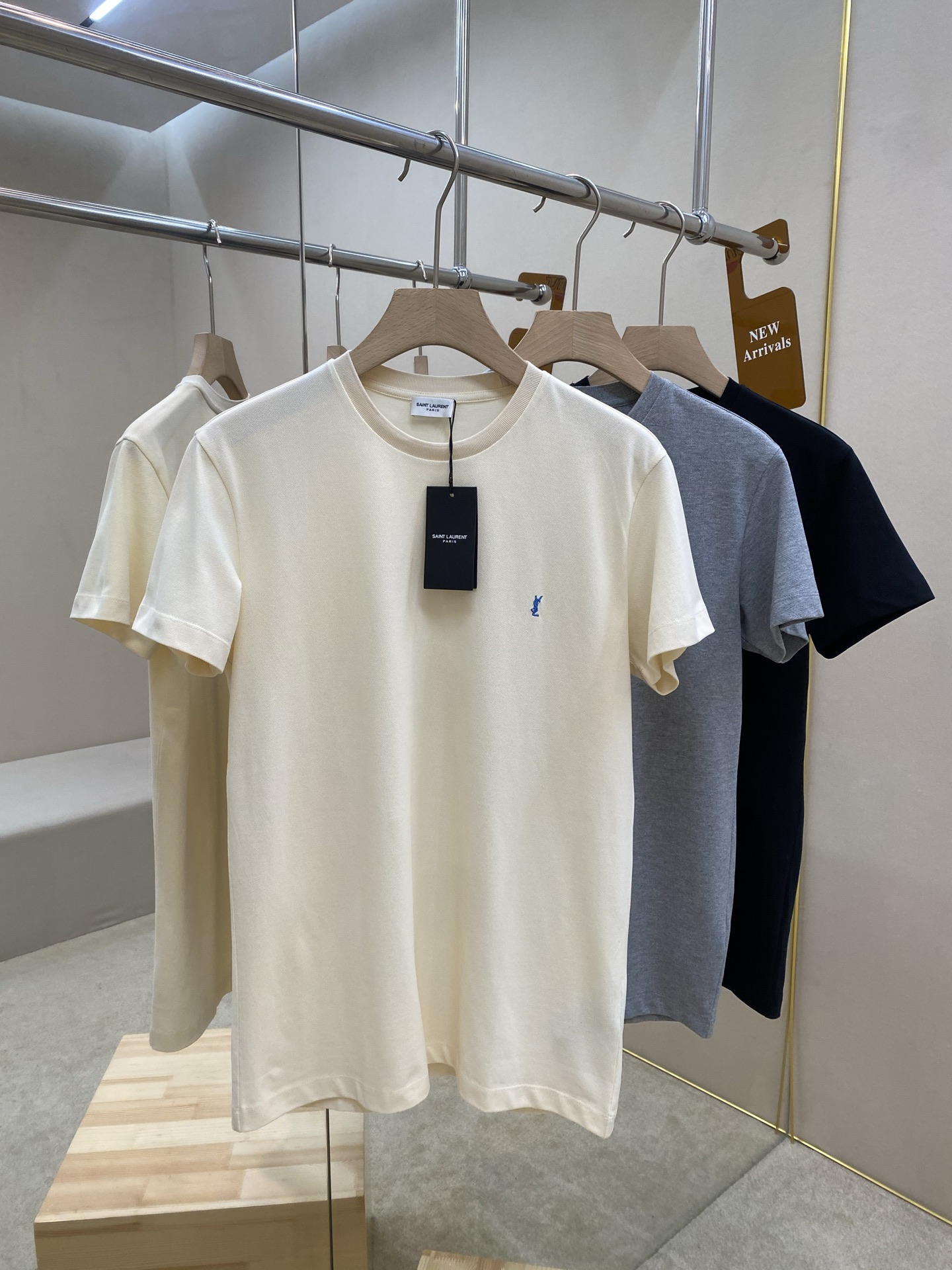 NO:430419,The main recommendation is SAlNTLAURENT25 new contrast embroidered T-shirt. This one is made of bead floor cotton fabric, with a round neck design and a contrasting LE CASSANDRE embroidered on the chest. The style is super positive, and the upper body is very fashionable. It is highly recommended!  Color apricot black gray Number S M L XL,,tees, t-shirt,alexander wang19860909主推 SAlNTLAURENT25新款撞色刺绣T恤衫,这款采用珠地棉面料制作而成,圆领设计,胸部点缀撞色LE CASSANDRE刺绣.版型超正,上身非常时尚,强烈推荐！ 颜色杏色 黑色 灰色 码数S M L XL,,tees，t-shirt,alexander wang,Men's clothing