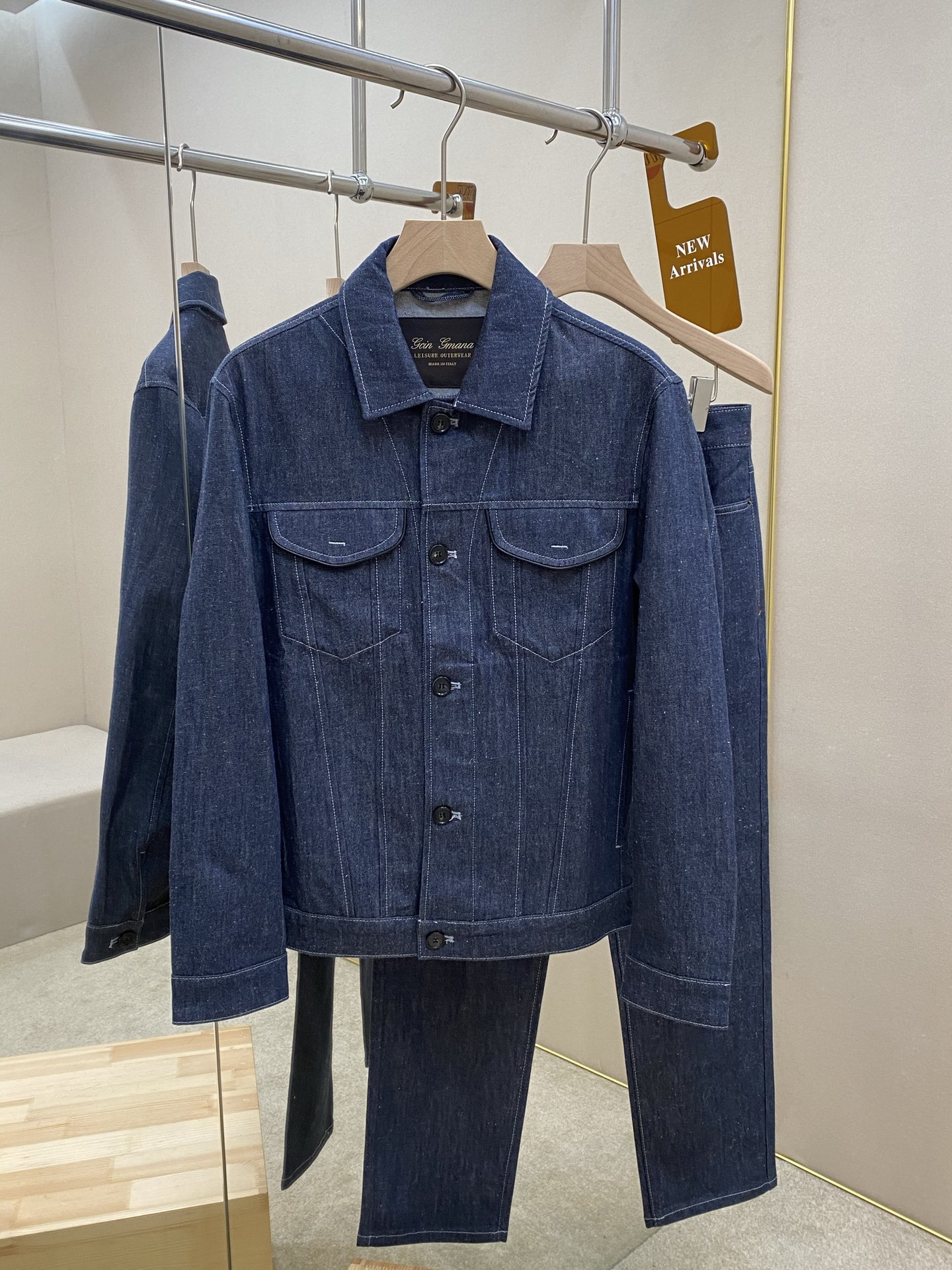 NO:451550,The main recommendation is the new denim set, this denim set is made of imported cotton and cashmere-blend denim fabric, denim top button closure, leather flip pocket, two-side pocket, loose tailoring with the bottom edge is in line with the details of the iconic contrasting stitching, full of the charm of classic denim clothing. The zippered metal button closure of jeans, and the back waist has an exclusive LP leather brand. The formal set feels soft and warm, versatile and practical, highly recommended!  Top size M L XL 2XL 3XL Pants size 30 31 32 33 34 36 37,,loro piana,jeans,alexander wang19860909主推衣服 裤子 L新款牛仔套装,这款牛仔套装采用进口棉质与羊绒混纺丹宁面料制成,牛仔上衣纽扣开合,真皮翻盖口袋,两侧插袋,底边收束的宽松剪裁契合标志性撞色缝线细节,充满经典牛仔服饰的魅力.牛仔裤拉链金属纽扣开合,后腰有独家LP皮牌,正套手感松柔且温暖,百搭实穿,强烈推荐！ 上衣码数M L XL 2XL 3XL 裤子码数30 31 32 33 34 36 37,,loro piana,jeans,alexander wang,Men's clothing