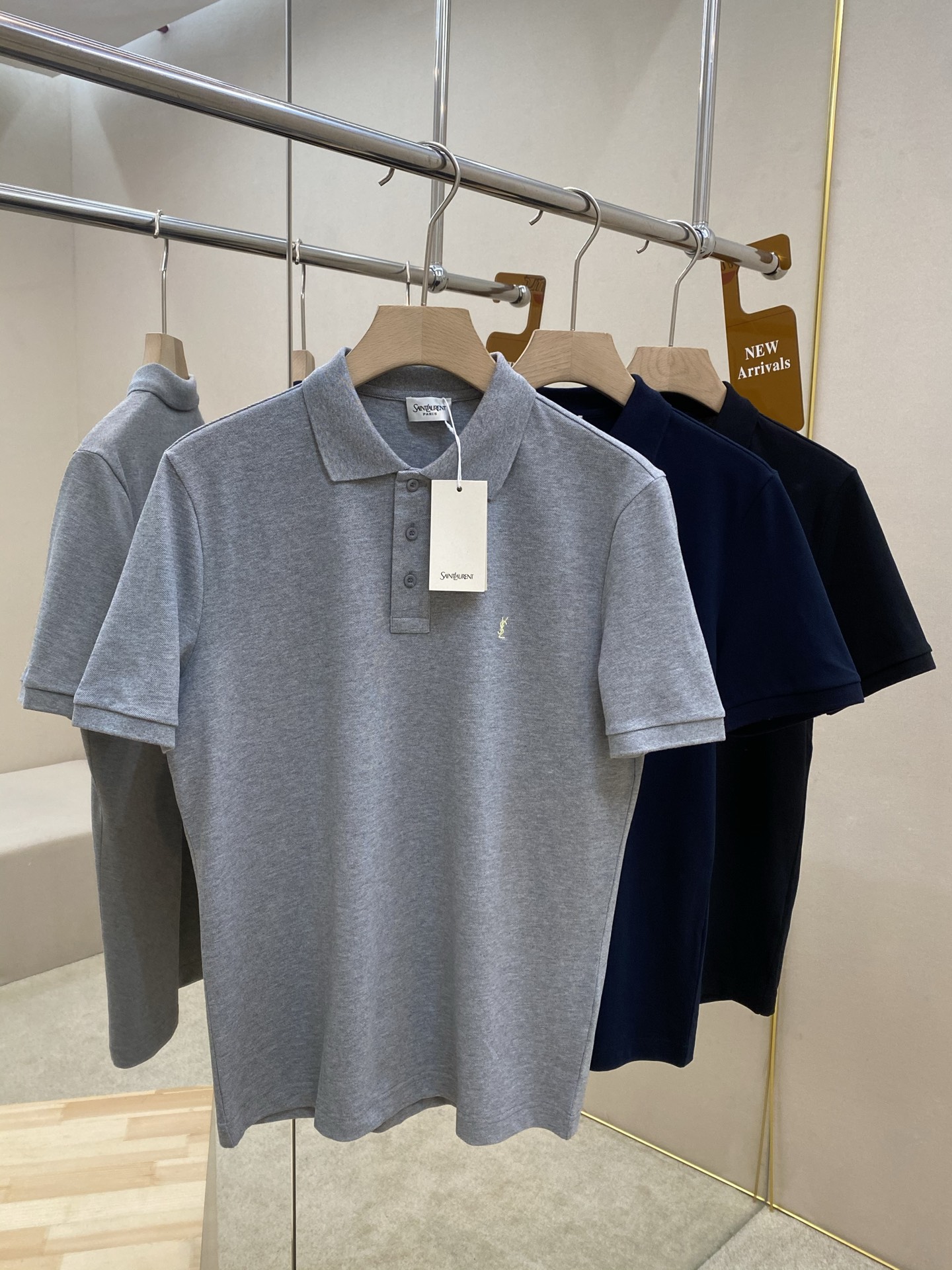 NO:428291,The main recommendation is the new SLL25 POLO shirt. This one is made of beaded cotton fabric, with the same color embroidery on the chest. The three-grain shell buttons on the neck are engraved with SLL exclusive English letters. The style design is very novel and fashionable, highly recommended!  Color gray black royal blue code S M L XL, alexander wang19860909主推 SLL25新款POLO衫,这款采用珠地棉面料制作而成,胸前点缀同色系LE CASSANDRE刺绣.颈部三粒贝壳纽扣刻有SLL独家英文字母,版型设计非常新颖时尚,强烈推荐！ 颜色灰色 黑色 宝蓝色 码数S M L XL,,alexander wang,Men's clothing