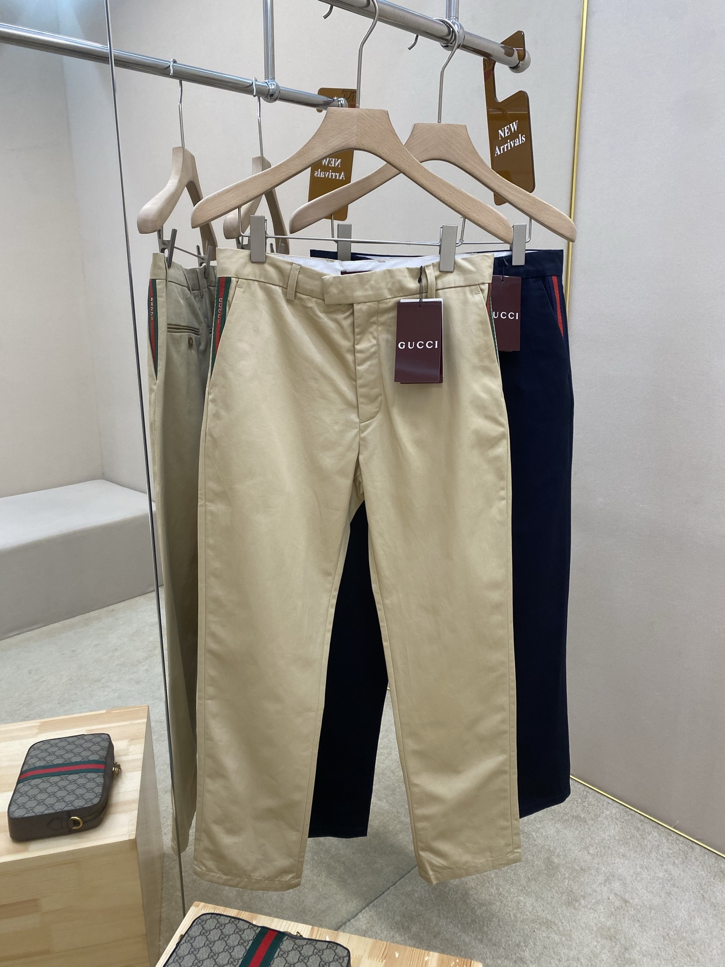 NO:422492,The main recommendation is GUCC 25 new webbing cotton gadden trousers, and Gucci classic brand elements continue to be renovated in the new season. This standard-style trousers are made of cotton gadden craftsmanship. The side oblique pockets are paired with Gucci webbing and GUCC metal exclusive logo inlay, which doubles the charm of this trousers and creates a new product for the new season's outfit. It is highly recommended!  Color Khaki Royal Blue Number of 46 48 50 52 54 56, gucci,alexander wang19860909主推 GUCC 25新款饰织带棉布华达呢长裤,Gucci经典品牌元素在新季继续焕新演绎.这款标准版型的长裤以棉质华达呢匠心打造.侧面斜插口袋搭配Gucci织带及GUCC 金属独家标志镶饰,令这款长裤魅力倍增,打造新季穿搭醒目新品,强烈推荐！ 颜色卡其 宝蓝色 码数46 48 50 52 54 56,,gucci,alexander wang,Men's clothing