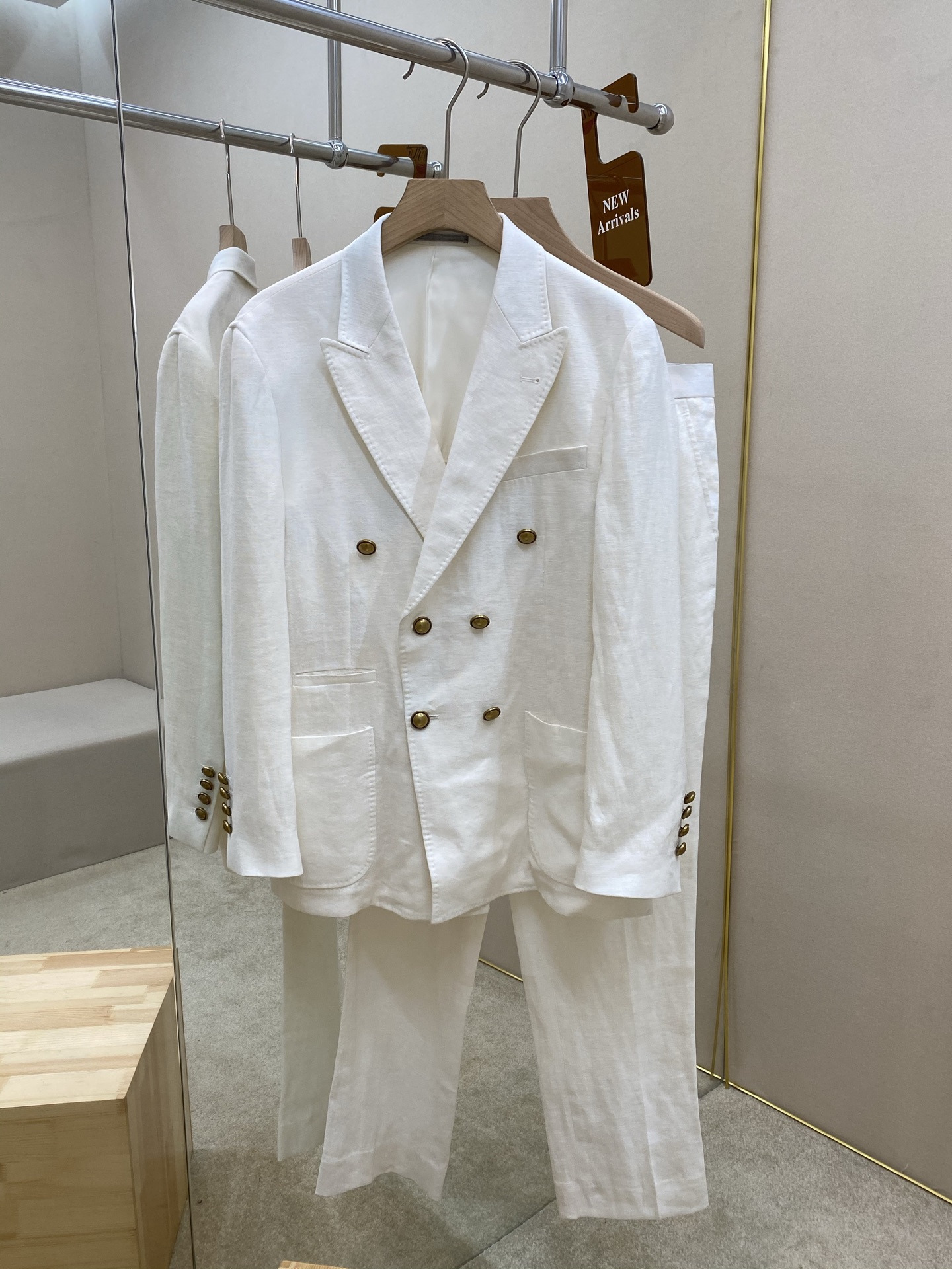 NO:430368,The main promotional clothes, pants, BC25SS new double-breasted linen single-week suit, this suit is made of linen fabric, developed 1:1 in the original version, paired with double rows of metal bronze buckles, and the bronze buckles on the sleeves are not removable; the trousers are super straight, the whole set is very handsome and upscale, the linen fabric feels delicate and smooth, and you can wear it at will for business and casual use, highly recommended!  Tops and pants size 46 48 50 52 54,,alexander wang19860909主推衣 裤子 BC25SS新款双排扣亚麻单西套装,这款套装采用亚麻面料制作而成,原版1:1开发而成,搭配双排金属青铜扣,袖子处青铜扣不可拆卸;西裤版型超正,整套上身非常帅气上档次,亚麻面料手感细腻顺滑,商务休闲都可随意穿搭,强烈推荐！ 上衣和裤子码数46 48 50 52 54,,alexander wang,Men's clothing