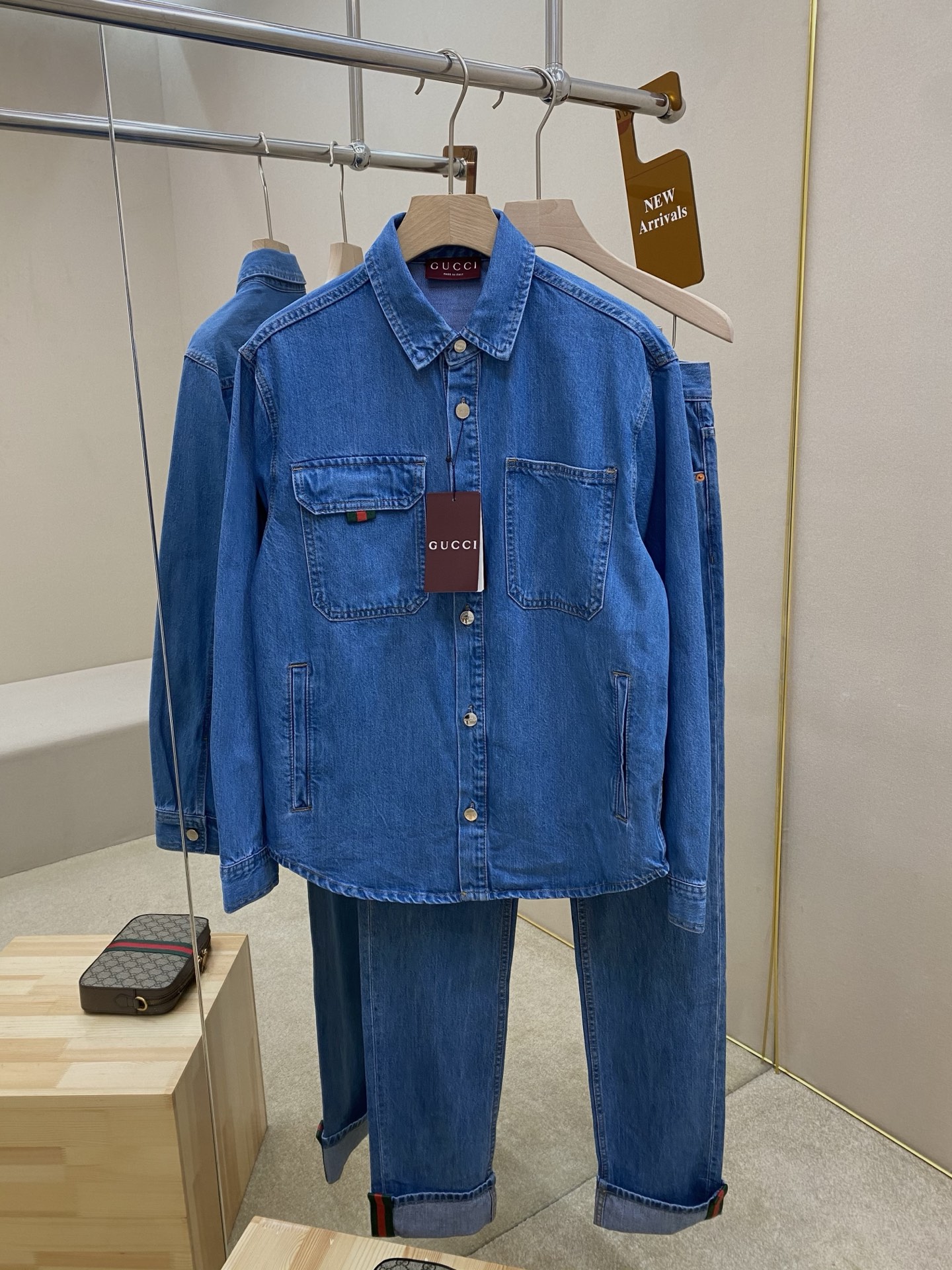 NO:441204,The main promotional shirt, pants, GUCC 25 new loose-fit denim shirt, this one is GUCC's new interpretation of denim clothing, adding charm to daily style with implicit and restrained details. This loose-fitting shirt is ingeniously crafted by certified cotton denim fabric, with red and green webbing details embellished in the pockets, showing a unique style. It is more suitable for matching with the same jeans, highly recommended!  Denim top size 46 48 50 52 Jean size 30 31 32 33 34 36,,gucci,jeans,shirts,alexander wang19860909主推衣 裤子 GUCC 25新款宽松版型牛仔衬衫,这款是GUCC 焕新演绎丹宁服饰,以含蓄内敛的细节为日常造型平添魅力.这款宽松版型衬衫以认证棉质丹宁面料匠心打造,口袋处缀饰红绿织带细节,尽显别样风采.与同款牛仔裤搭配更配,强烈推荐！ 牛仔上衣尺码46 48 50 52 牛仔裤尺码30 31 32 33 34 36,,gucci,jeans,shirts,alexander wang,Men's clothing