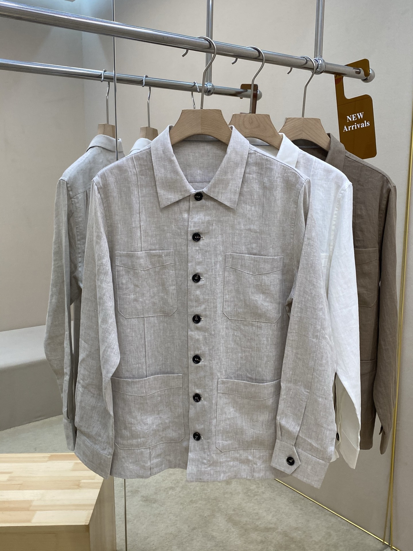 NO:443405,The main recommendation is the new linen pocket shirt of BC25SS. This shirt is made of linen fabric, with button-type opening and closing, with 4 large pockets, which can be worn alone or layered to achieve one and two wears. It is simple and atmospheric, and the top of the thread is very comfortable, highly recommended!  Color gray and white Coffee white S M L XL 2XL,,shirts,alexander wang19860909主推 BC25SS新款亚麻口袋式衬衫,这款衬衫采用亚麻面料制作而成,纽扣式开合,设有4个大口袋,即可单穿又可叠穿实现一衣两穿,简约又大气,麻料上身非常舒适,强烈推荐！ 颜色灰白 咖色 白色 码数S M L XL 2XL,,shirts,alexander wang,Men's clothing