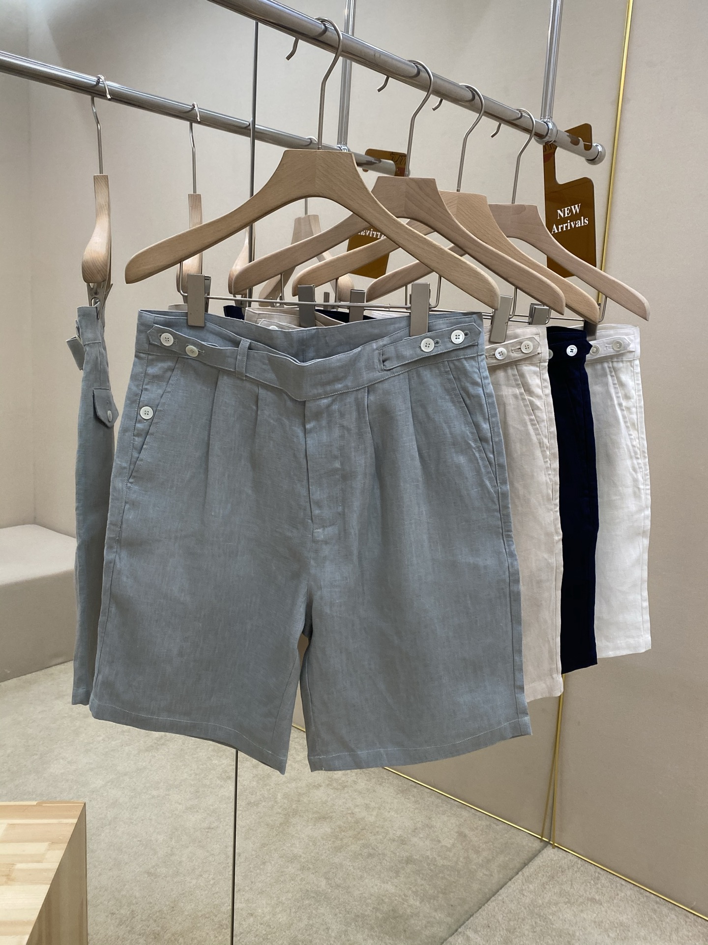 NO:470935,The main recommendation is Zegna's new linen shorts. These shorts are made of linen fabric, with double pleated design, with buckles on both sides of the waist, zipper closure design, and two rear pockets with shell button design. The waist design of the entire shorts is particularly unique and can show their personality. There are 4 colors to choose from. It is highly recommended!  Color Hemp White Royal Blue Green Number of S M L XL 2XL 3XL,,shorts,alexander wang19860909主推 Zegna新款亚麻短裤,这款短裤采用亚麻面料制作而成,双褶裥设计,腰头两侧配有搭扣,拉链开合设计,两后袋配有贝壳式纽扣设计,整款短裤腰头设计特别独特,能够彰显个性,有4个颜色可供挑选,强烈推荐！ 颜色麻色 白色 宝蓝色 绿色 码数S M L XL 2XL 3XL,,shorts,alexander wang,Men's clothing