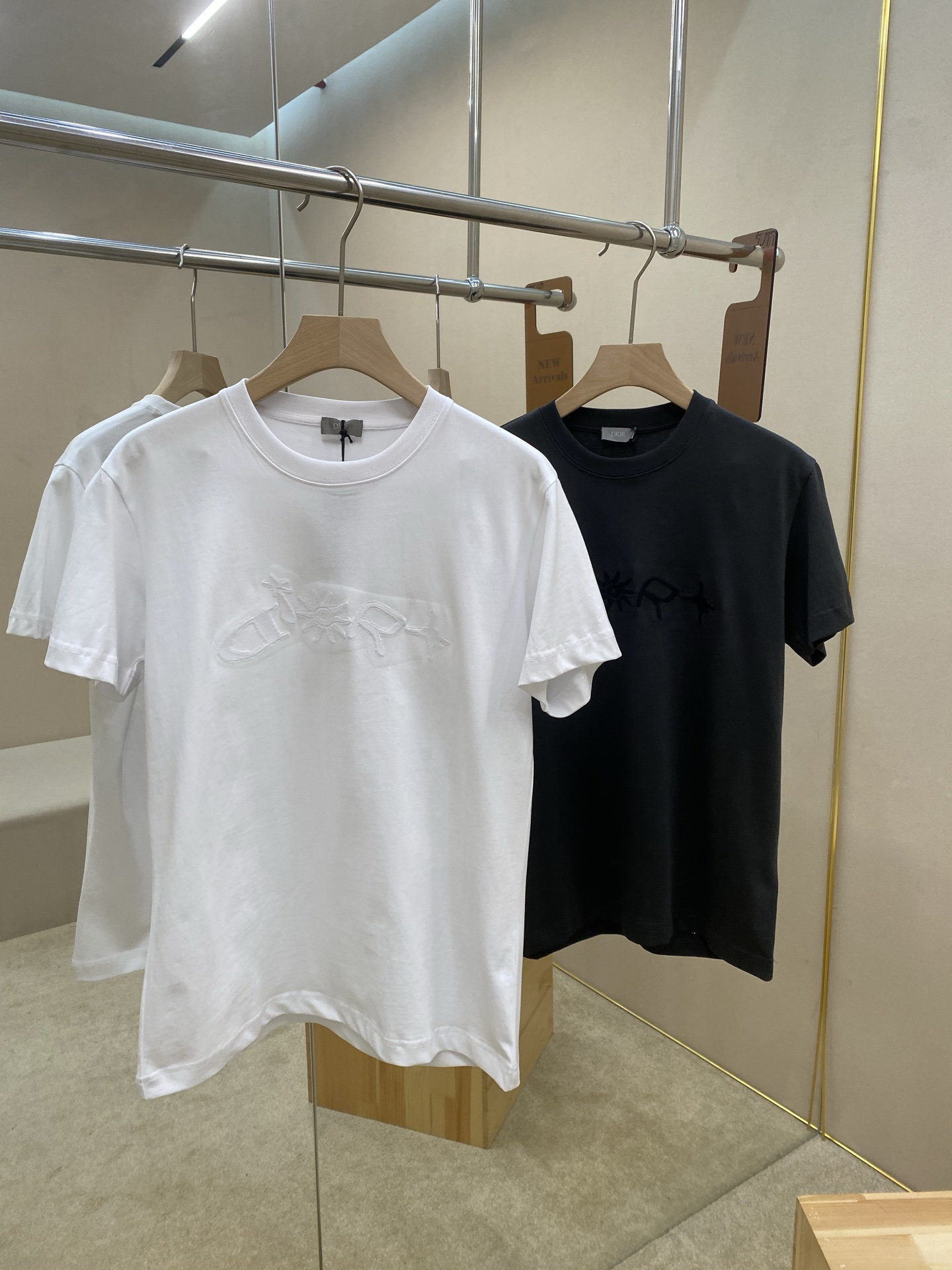 “Dior P486 Dior25SS Embroidered T-Shirt: Sports Style with Graphic Logo”