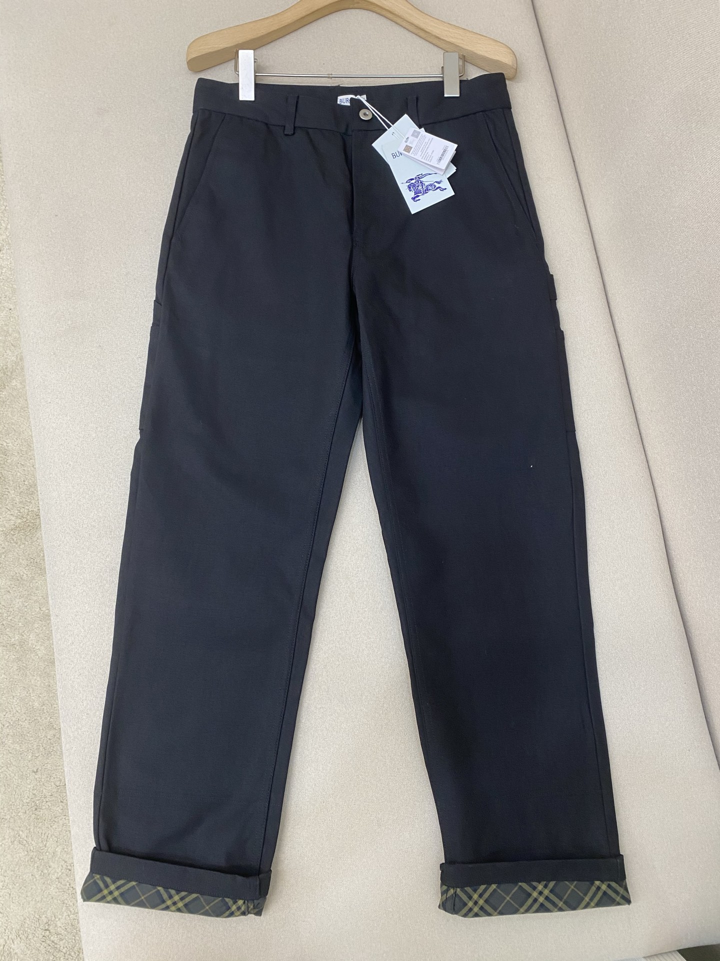 NO:636208,BBR25SS new plaid work jeans. These work pants are made of pure cotton fabric. The hems are inlaid with B's exclusive plaid fabric. The back pockets are decorated with BB embroidered work clothes. The buttons are open and close. The style is very fashionable and novel, and the upper body effect is great. Highly recommended!  Color black khaki code number 44 46 48 50 52 54, Burberry-clothing, jeans, alexander wang19860909BBR25SS新款格子布工装牛仔裤,这款工装裤采用纯棉面料制作而成,下脚出搭配有B家独家格子布面料镶嵌,后袋出饰有BB绣花工装,纽扣是开合,款式非常时尚新颖,上身效果超赞,强烈推荐！ 颜色黑色 卡其色 码数44 46 48 50 52 54,博柏利-服装,jeans,alexander wang,Women's clothing