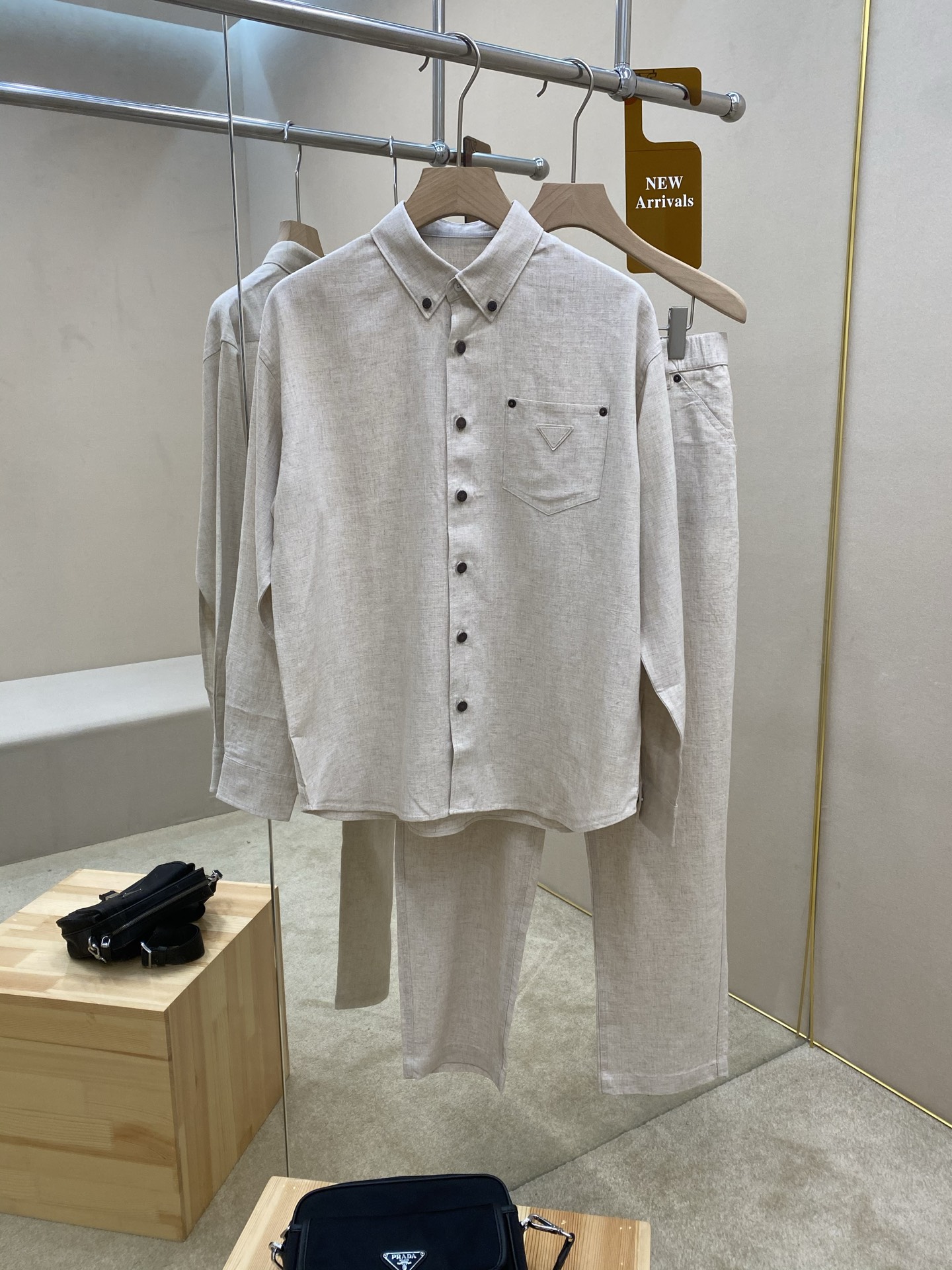 NO:455191,The main clothes Prade25ss new fabric triangle micro-label, 70-day silk, 30-line suit, this shirt trousers are made of 70-day silk and 30-line fabric, the original version is developed 1:1. The shirt is soft and delicate, the chest is decorated with classic fabric triangle micro-label, copper-colored metal buttons, and the trousers are classic with five pockets. The access control zipper is decorated with triangle micro-label, the rear pocket is decorated with triangle micro-label, the style is novel and unique, making you more comfortable to wear, and is the best choice for summer crisp clothing. A set of matching is more elegant, highly recommended!  Tops and pants size M L XL 2XL 3XL, prada, alexander wang19860909主推衣服 裤子 Prade25ss新款织物三角形微标,70天丝,30亚麻套装,这款衬衣长裤采用70天丝,30亚麻面料制作而成,原版1:1开发,衬衣柔软细腻,胸前饰有经典织物三角形微标,铜色金属纽扣开合,长裤以五口袋为经典,门禁拉链开合,后口袋饰有三角微标,款式新颖别致,让您穿着更加舒适,是夏日挺括衣装的不二之选.一套搭配更显气质,强烈推荐！ 上衣裤子码数M L XL 2XL 3XL,,prada,alexander wang,Men's clothing