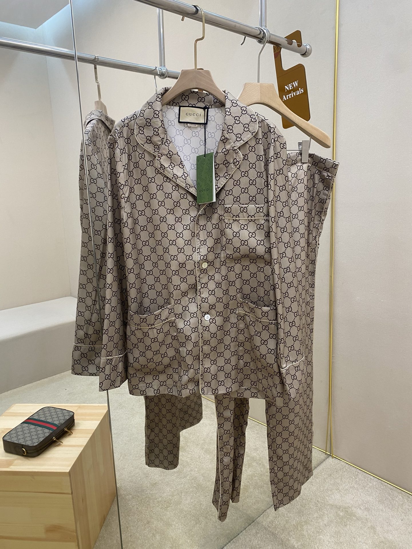 NO:473468,The main recommendation is the trousers GUCC 25SS new GG printed mulberry silk shirt set. This item is from the Gucci Lido series. The design is inspired by the summer style and beach clubs on the Italian coast. The thick wool twill and classic patterns inspired by the brand's collection design make the new jacket look newer, and paired with the same trousers to show a fashionable and modern style. This set is tailored neatly and is made of beige and ebony GG Supreme printed mulberry silk, with exquisite details on the edges. The whole set is very comfortable and soft, and the upper body effect is excellent. It is highly recommended!  Top size 46 48 50 52 Pants size 46 48 50 52,,gucci,jackets & coats,shirts,alexander wang19860909主推衣服 裤子 GUCC 25SS新款GG印花桑蚕丝衬衫套装,这款单品出自Gucci Lido系列,设计灵感源自意大利海岸的夏日风情和海滩俱乐部.以品牌典藏设计为灵感打造的厚毛斜纹棉布和经典图案令新款夹克更显新意,搭配同款长裤,尽展时尚现代风范.这款套装剪裁利落得体,以米色和乌木色GG Supreme印花桑蚕丝打造,镶边滚边更添精美细节.整套面料非常舒适柔软,上身效果超赞,强烈推荐！ 上衣码数46 48 50 52 裤子码数46 48 50 52,,gucci,jackets & coats,shirts,alexander wang,Men's clothing