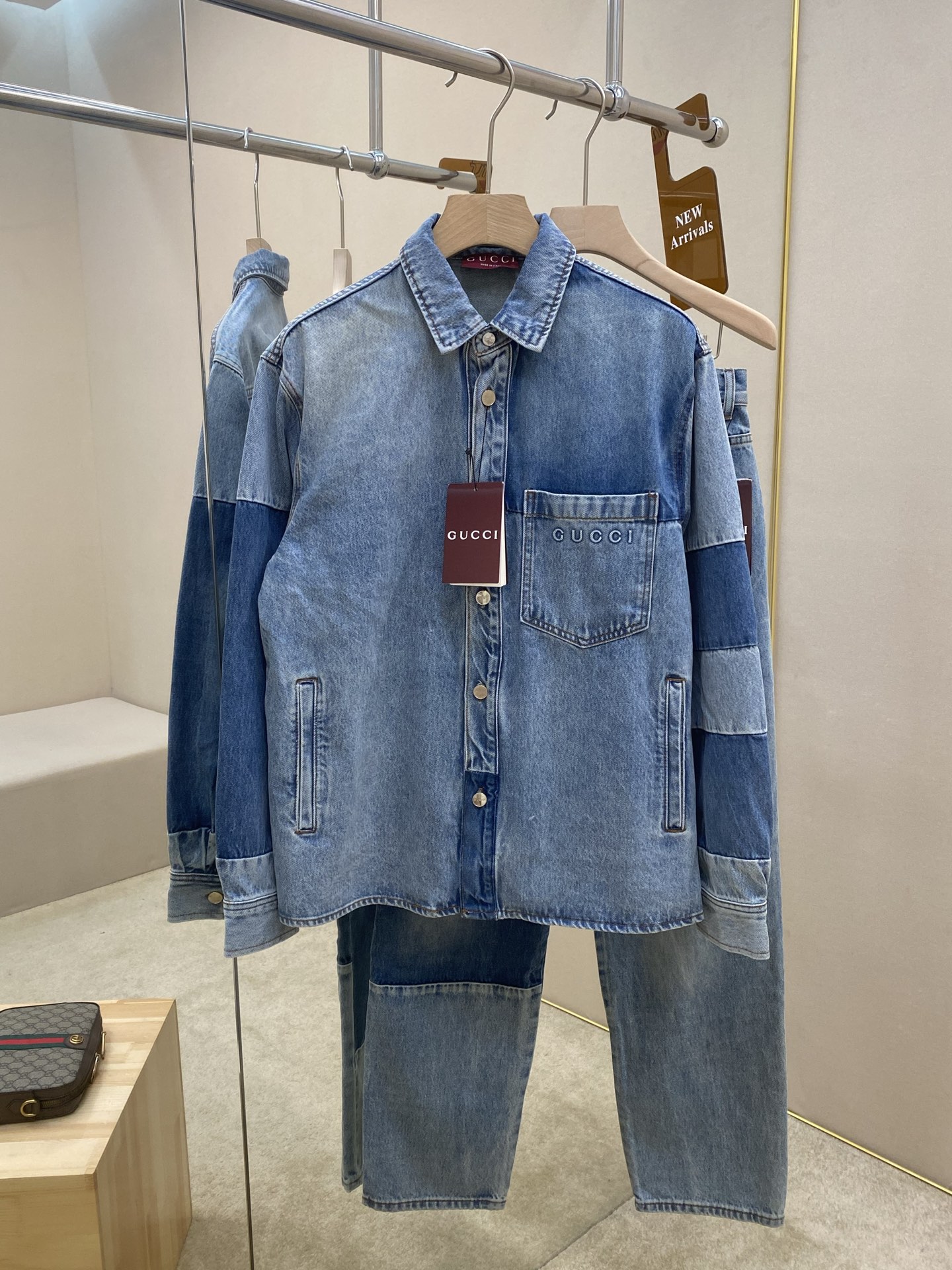 NO:473458,The main recommendation is the new denim suit P GUCC 25SS. This denim suit is a craftsmanship of early autumn series that combines stripes, anchor patterns and brand logos. It uses marine style design to add color to the casual silhouette to create an ideal Shanghai style outfit. This suit is made of light blue and blue bleached stone grinding cotton denim fabric. The implicit and restrained Gucci embossed logo and Gucci metal buttons make the entire design more perfect. Highly recommended!  Denim top size 46 48 50 52 Jean size 30 31 32 33 34 36,,gucci,jeans,alexander wang19860909主推衣服 裤子P GUCC 25SS新款牛仔套装,这套牛仔套装是早秋系列匠心融蕴条纹、船锚图案和品牌标识,以海洋风设计为休闲廓形添姿加彩,缔造理想海派穿搭单品.这款套装以浅蓝色和蓝色漂白石磨水洗棉质丹宁面料匠心打造.含蓄内敛的Gucci压花标识和Gucci金属钮扣令整个设计更臻完满.强烈推荐！ 牛仔上衣尺寸46 48 50 52 牛仔裤尺寸30 31 32 33 34 36,,gucci,jeans,alexander wang,Men's clothing