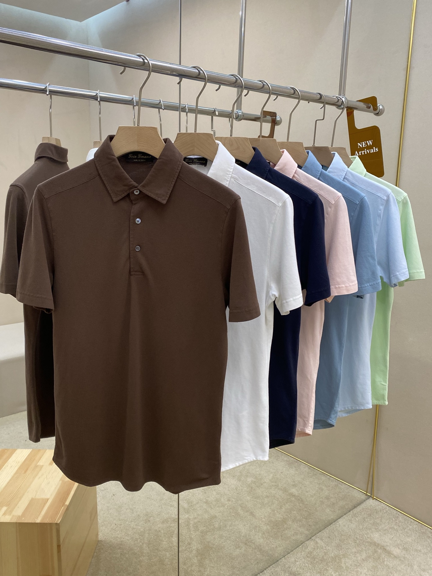 NO:482157,The main recommendation is the new Lp curved bottom 7-color polo shirt. This shirt collar Polo shirt is presented with cotton bead floor fabric. The light and soft fabric is dyed by the ready-to-wear to create an elegant texture, allowing the clothes to be softened with the inherent sporty atmosphere. The collar is paired with three buttons, and the versatile style makes it very suitable for single wear, or as a Loro Piana jacket or knitted bottom shirt. Highly recommended!  Color brown royal blue pink pink green gray blue light blue beige code M L XL 2XL 3XL,,loro piano,loro piano,jackets & coats,jackets & coats,shirts,alexander wang19860909主推  Lp新款弧形底边7色polo衫,这款衬衫领 Polo 衫以棉质珠地面料呈现.轻盈柔软的面料经过成衣染色,营造出优雅纹理,让衣服与生俱有的运动气息得以柔和.衣领配三颗纽扣开合,百搭风范令其非常适合单穿,或作为 Loro Piana 的外套夹克或针织衫的底衫穿着.强烈推荐！ 颜色咖色 宝蓝 粉色 粉绿 灰蓝 浅蓝 米色 码数M L XL 2XL 3XL,,loro piana,loro piana,jackets & coats,jackets & coats,shirts,alexander wang,Men's clothing