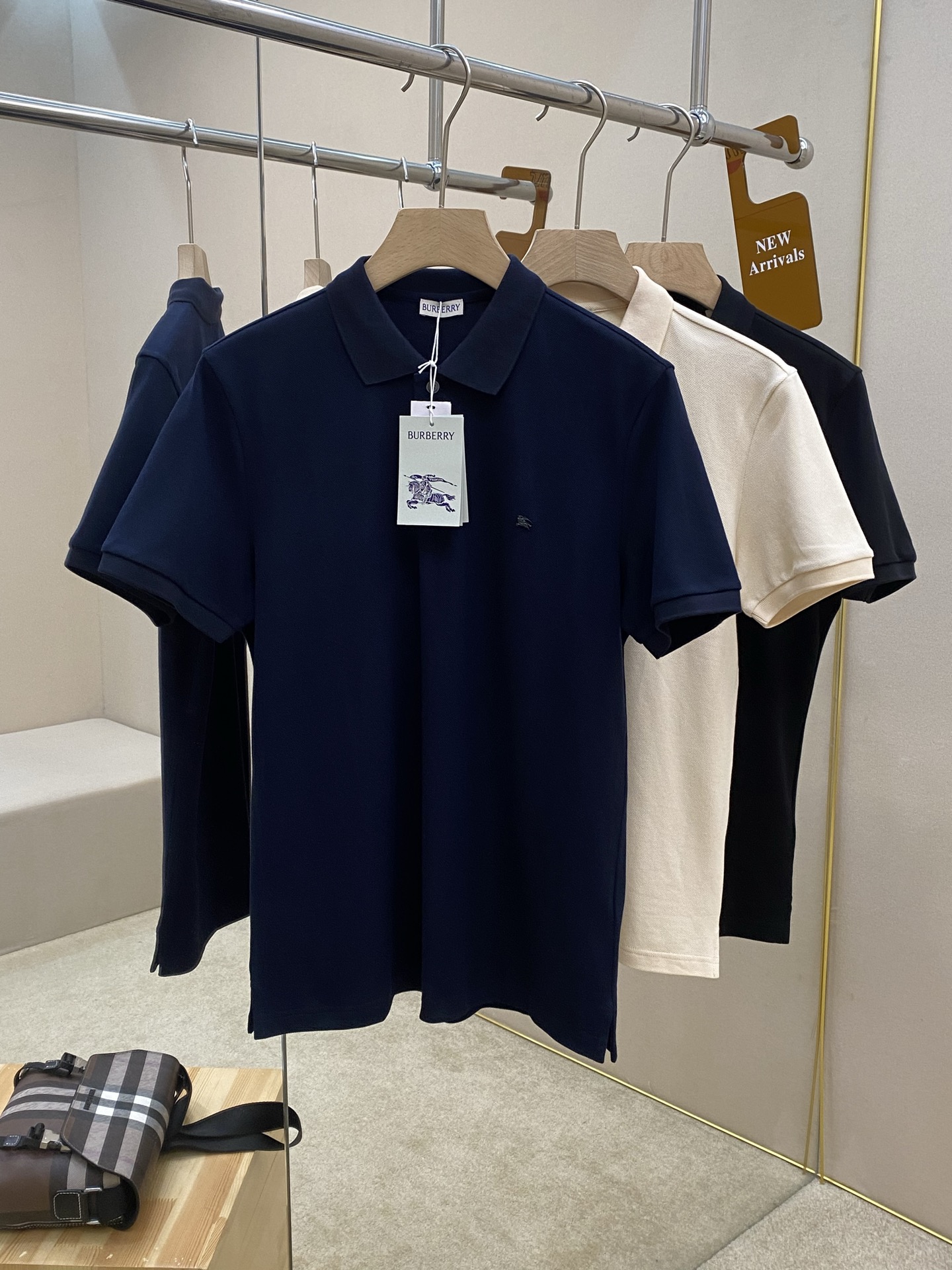 NO:482182,The main recommendation is BBR's new metal equestrian knight logo cotton Polo shirt. This 3-color Polo shirt is made of light cotton bead mesh cloth, giving it a slim fit. It is embellished with the metal equestrian knight logo (EKD), engraved with BbR's exclusive English alphabet button-style opening and closing, and incorporates a retro finish design. The style is novel and unique, highly recommended!  Color black royal blue beige, alexander wang19860909主推 BBR新款金属马术骑士徽标棉质 Polo 衫 ,这款3色Polo衫选用轻盈棉质珠地网眼布打造,呈现修身版型.点缀金属马术骑士徽标（EKD）,刻有BbR独家英文字母纽扣式开合,融入复古饰面设计,款式新颖独特,强烈推荐！ 颜色黑色 宝蓝色 米色,,alexander wang,Men's clothing