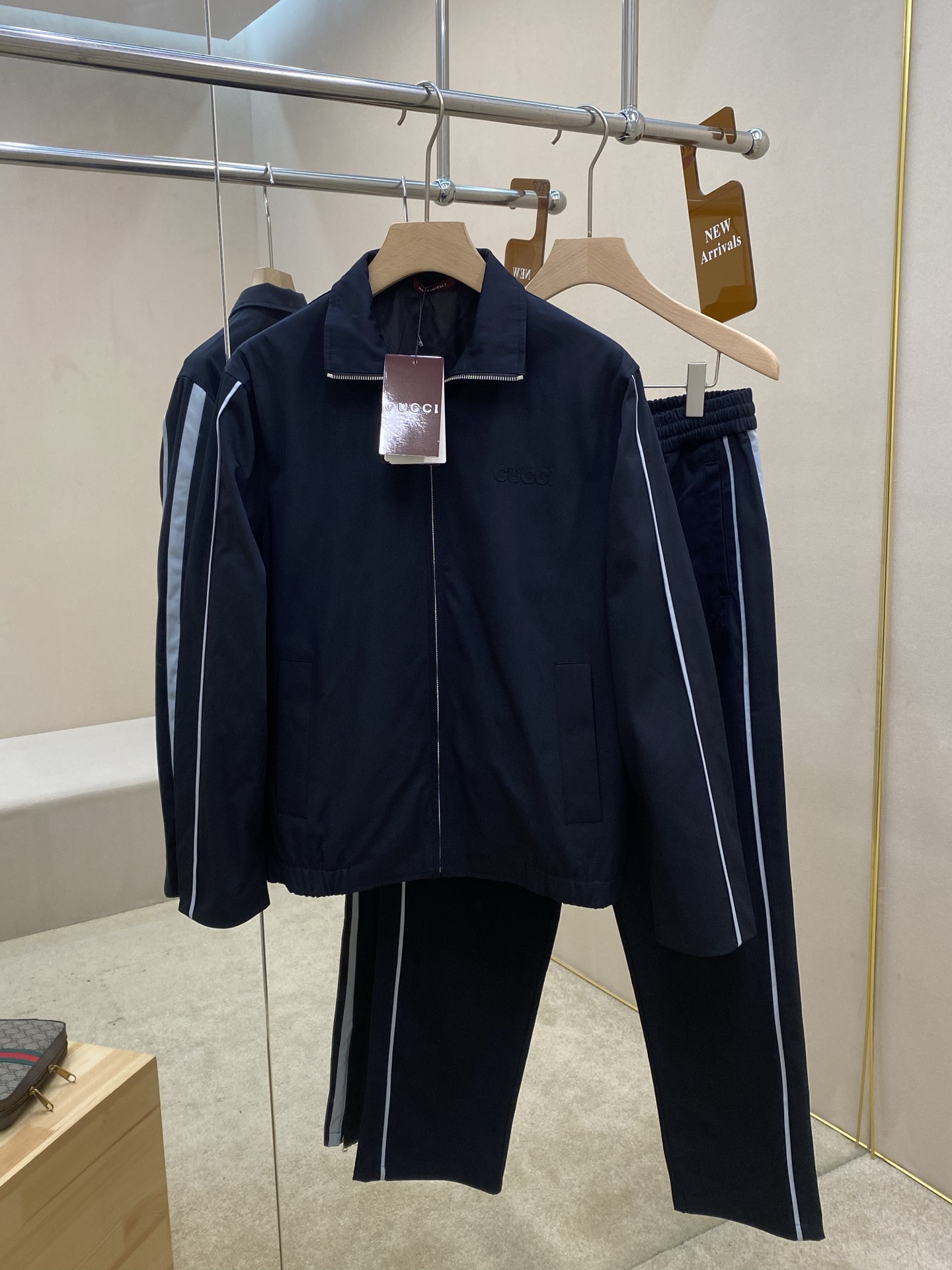 NO:486977,The main recommendation is the new sports suit of GUCC25 autumn and winter. The upper body effect of this suit is super good. The top zipper-style opening and closing design is designed with GUCC’s exclusive embroidery technology on the front chest. The cuffs are equipped with zipper design, the pockets on both sides and inner bags can be decorated. The elastic drawstring waist design of the trousers are also equipped with embroidery technology at the bottom of the pockets. The trousers are equipped with zipper design. The top and pants are decorated with bright contrasting stripes. The style of the whole sports suit is very novel and unique. It is very versatile in daily life and sports wear. It is highly recommended!  Top size 46 48 50 52 Pants size 46 48 50 52,,gucci,alexander wang19860909主推衣服 裤子 GUCC25秋冬新款运动套装,这套套装上身效果超级赞,上衣拉链式开合设计,前胸饰有GUCC独家绣花工艺,袖口处搭配有拉链设计,两侧袋及内袋可装饰物品,裤子松紧抽绳腰头设计,两侧袋,口袋下方也搭配有绣花工艺,裤脚处搭配拉链设计,上衣和裤子侧边饰有亮色撞色条纹点缀,整套运动套装款式非常新颖独特,日常及运动穿都非常百搭,强烈推荐！ 上衣码数46 48 50 52 裤子码数46 48 50 52,,gucci,alexander wang,Men's clothing