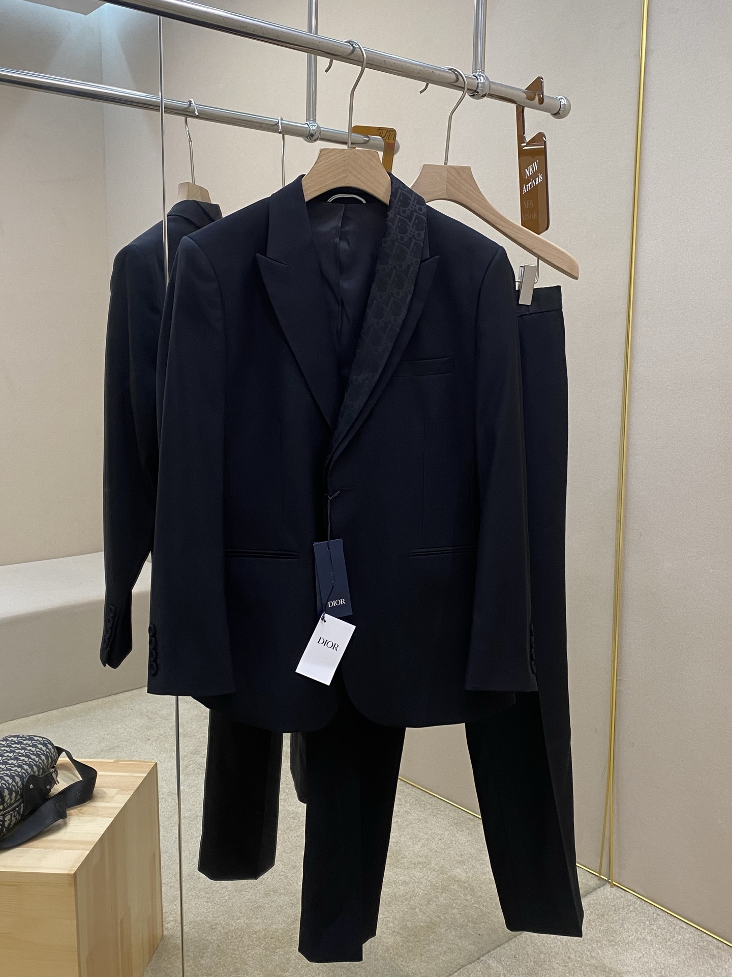 NO:486962,The main promotional suit, pants, Dior25SS autumn and winter new asymmetric green fruit collar single-weather black wool twill fabric suit, this set of black single-weather is carefully crafted with wool twill fabric, with elegant style. The asymmetrical design is paired with a double-layer green fruit collar, decorated with Oblique printed jacquard trim to enhance the style. The waffle collar is equipped with a pocket on the chest and a coverless hidden bag on the side, which makes it more exquisite. The pleats of the pants and trousers add a sense of layering and uniqueness. The contrasting Oblique printed belt adds elegance and charm. The formal style design can be matched with the matching single-weather to create an elegant look and highlights the fashionable style. Highly recommended!  Count 46 48 50 52 54,,dior,alexander wang19860909主推衣 裤子  Dior25SS秋冬新款不对称青果领单西黑色绵羊毛斜纹面料西服套装,这套黑色单西采用绵羊毛斜纹面料精心制作,款式优雅.不对称设计搭配双层青果领,饰以同色调Oblique 印花提花饰边提升格调.戗驳领,胸前设有口袋,侧面带有无盖暗袋,更显精致.裤子裤腿褶裥增添层次感,别具一格.对比鲜明的同色调 Oblique 印花腰带增添优雅魅力.正装款式设计,可搭配配套的单西,打造高雅造型,彰显时髦风范.强烈推荐！ 码数46 48 50 52 54,,dior,alexander wang,Men's clothing