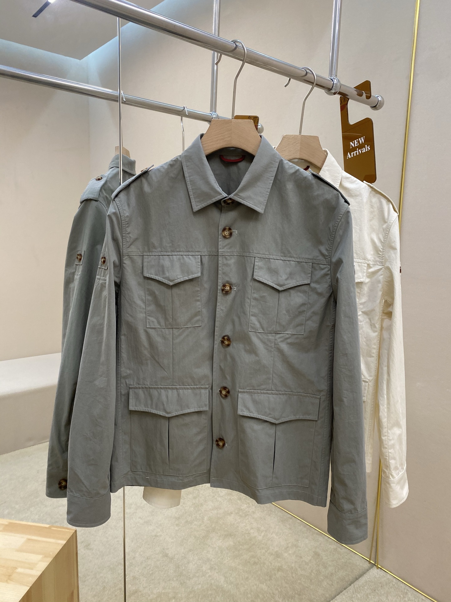 NO:521008,The main recommendation is the new unlined thin hunting jacket with Bc25 autumn and winter. This carefully selected high-quality fabric gives this unlined hunting jacket excellent functionality and versatility. The fabric has been specially treated and is light and smooth, which is very suitable for travel and outfits. It is also an ideal clothing choice for warm seasons. The classic outline is matched with a shirt collar and four pockets. The upper body is handsome and generous, highly recommended!  Color gray-green khaki digits 48 50 52 54 56,,jackets & coats,jackets & coats,shirts,alexander wang19860909主推  Bc25秋冬新款无衬里设计薄款狩猎外套,这款精心甄选高品质面料,赋予这款无衬里猎装夹克出色的功能性与百搭性.面料经过特殊处理,轻盈顺滑,非常适合旅行穿搭,亦是温暖时节的理想服装之选.经典轮廓搭配衬衫领和四个口袋.上身帅气大方,强烈推荐！ 颜色灰绿 卡其 码数48 50 52 54 56,,jackets & coats,jackets & coats,shirts,alexander wang,Men's clothing