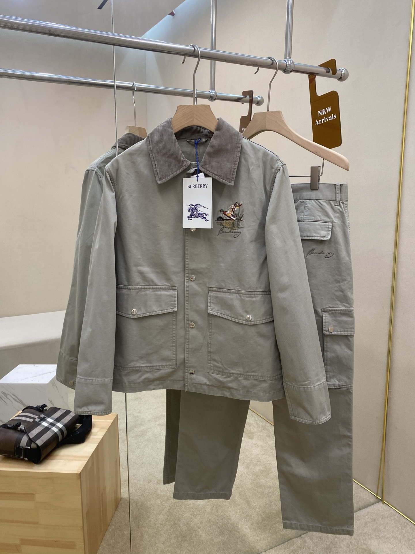 NO:522207,The main clothes are BBR25 autumn and winter new bird pattern Gabadian jacket. This fabric is made of better cotton Gabadian fabric, embellished with cursive script style micro-label embroidery, incorporate bird pattern, matched with denim collar, and the original metal hardware is developed 1:1. The model is very unique and novel, and the upper body effect is excellent, highly recommended!  Can be matched with the same shorts and trousers, and they are in stock. S M L XL, shorts, jackets & coats, alexander wang19860909主推衣服 BBR25秋冬新款飞鸟图案嘎巴甸夹克,这款面料选用精纺棉质嘎巴甸面料打造,点缀同色系草书风格微标刺绣,融入飞鸟图案,搭配牛仔布衣领,金属五金原版1:1开发而成,款时非常独特新颖,上身效果超赞,强烈推荐！可搭配同款短裤和长裤,都有现货. 码数S M L XL,,shorts,jackets & coats,alexander wang,Men's clothing