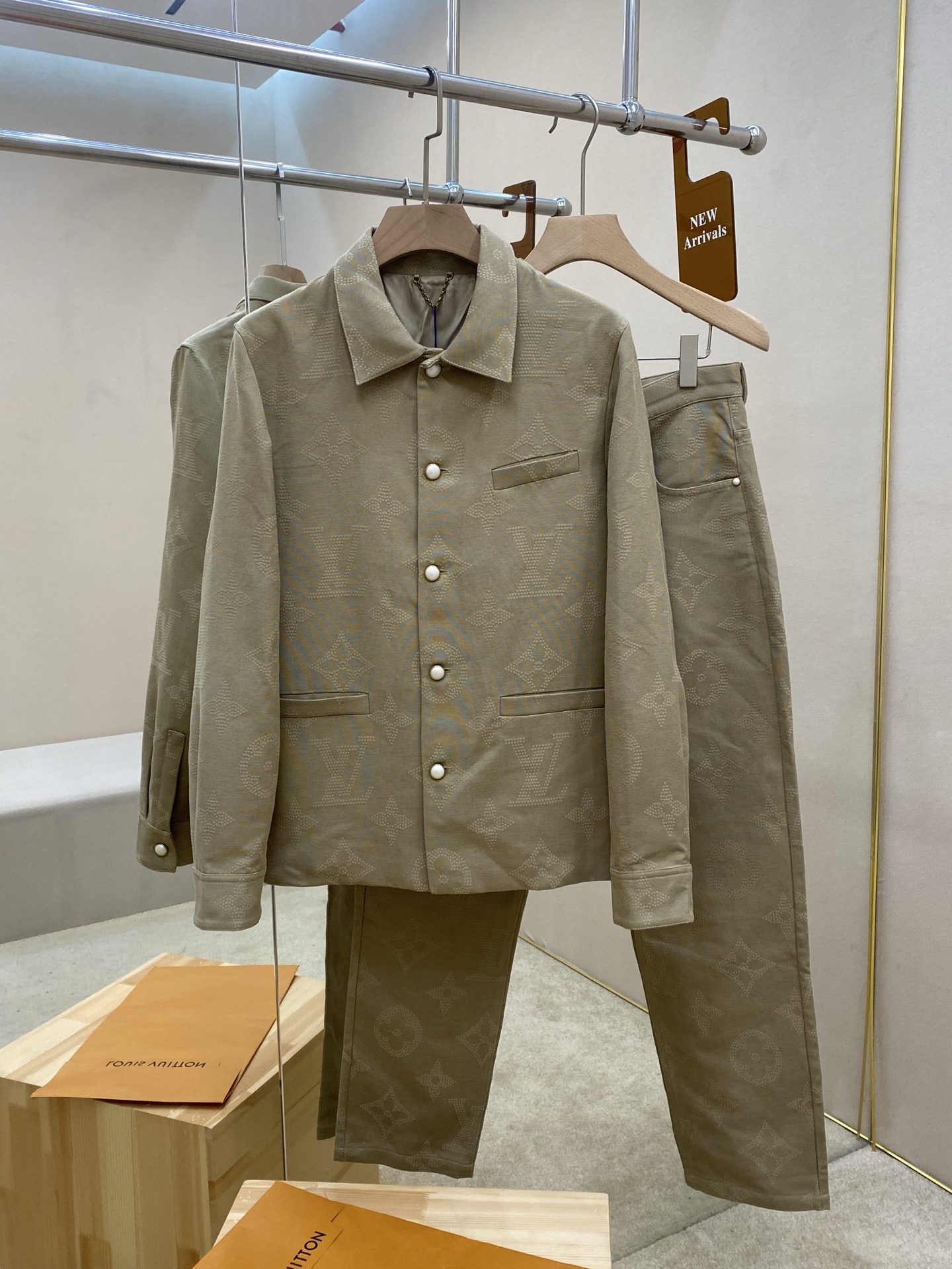 NO:522227,The main recommendation is the new Safari Monogram pattern matching set for Lv autumn and winter. This set is made of Safari Monogram pattern with cotton cloth, creating a 3D effect with embroidery technology. The pearlescent buttons illuminate the elegant design, the style is very unique and fashionable, and it highlights the brand style with the same trousers. The same style for men and women, highly recommended!  Top size 46 48 50 52 Pants size 46 48 50 52 54 56,,louis vuitton,alexander wang19860909主推衣服 裤子 Lv秋冬新款Safari Monogram图案对位套装,这款套为棉布铺Safari Monogram 图案,以刺绣工艺营造 3D 效果.珠光纽扣点亮闲雅设计,款式非常独特时尚,与同款长裤共同彰显品牌格调.男女同款,强烈推荐！ 上衣码数46 48 50 52 裤子码数46 48 50 52 54 56,,louis vuitton,alexander wang,Men's clothing