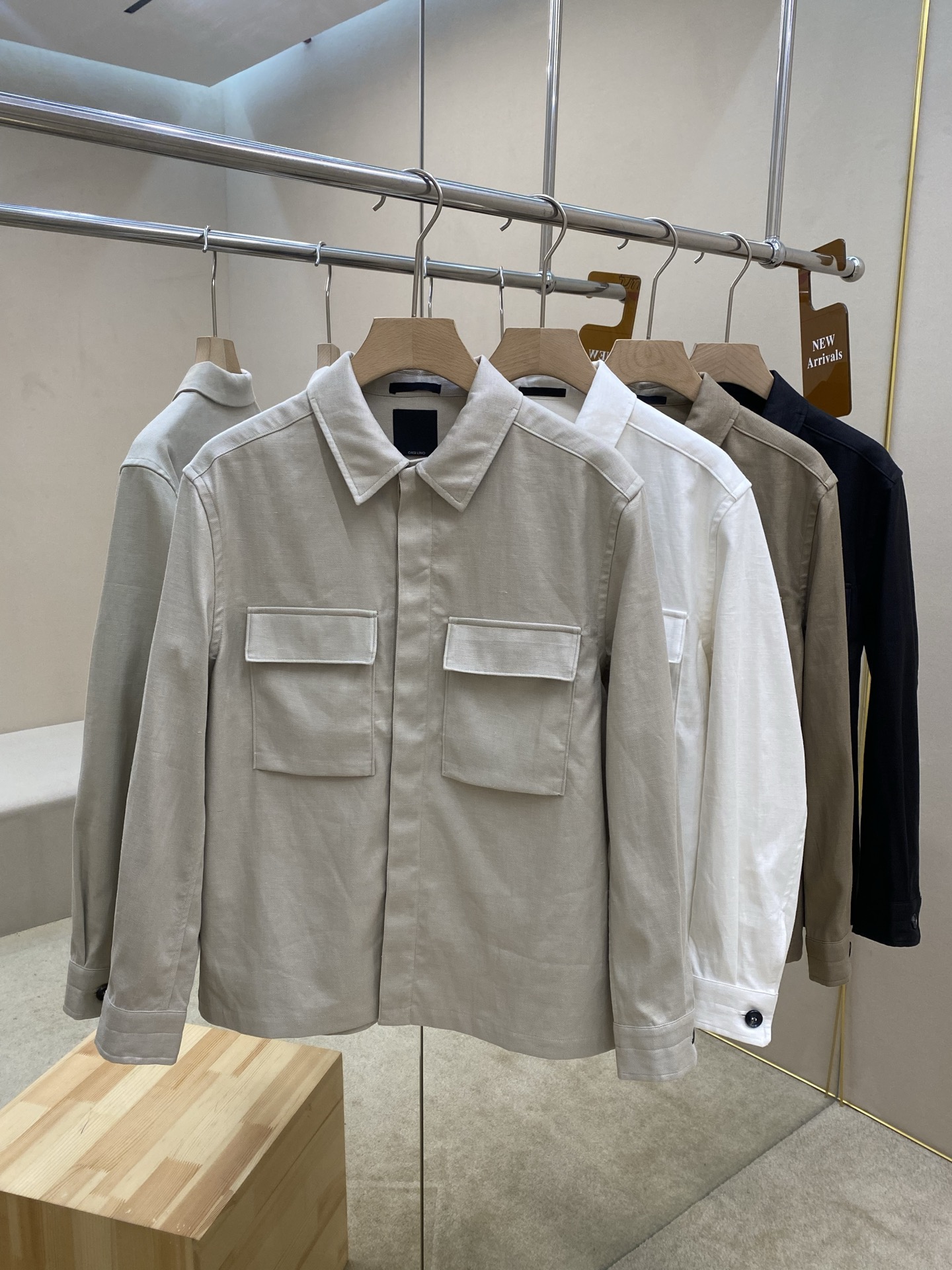 NO:521012,The main recommendation is Zegna's new Oasi Lino linen jacket, made of selected linen fabrics, demonstrating Zegna's firm commitment to sustainability and traceability. The casual long-sleeved silhouette is paired with a classic shirt collar and cuffs, and the special film makes the look even more crisp. The concealed closure ensures a simple and smooth appearance. Highly recommended!  Color black khaki white olive code M L XL 2XL 3XL, zegna, jackets & coats,shirts,alexander wang19860909主推 Zegna 25秋冬新款Oasi Lino 亚麻衬夹克,这款夹克以精选亚麻面料制作而成,彰显了杰尼亚对可持续性和可追溯性的坚定承诺.休闲长袖廓形配以经典衬衫领和袖口,特殊薄膜令造型更显挺括.暗扣开襟确保外观简约流畅.强烈推荐！ 颜色黑色 卡其 白色 橄榄色 码数M L XL 2XL 3XL,,zegna,jackets & coats,shirts,alexander wang,Men's clothing