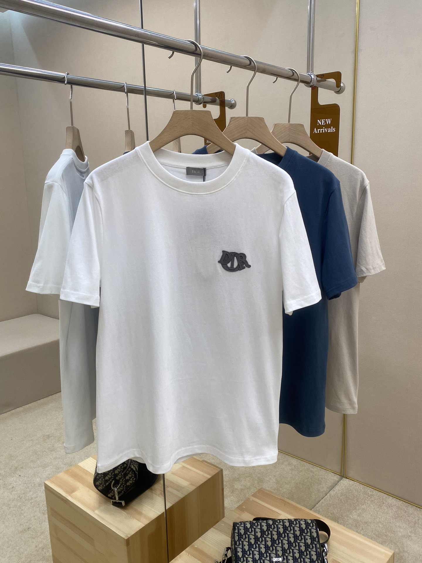 NO:500201,The main recommendation is Dior T-shirt, this Dior Charm T-shirt reinterprets the classic Dior logo with a pattern design. It is carefully crafted in blue cotton jersey fabric, with a loose fit, decorated with a contrasting Dior Charm logo patch. It can be matched with wide-leg shorts, highly recommended!  Color white card color gray blue code S M L XL,,dior,shorts,tees,t-shirt,alexander wang19860909主推 DiorT恤,这款 Dior CharmT恤以图案设计重新演绎经典的Dior标志.采用蓝色棉质平纹针织面料精心制作,宽松版型,饰以对比鲜明的 Dior Charm 标志补丁.可与阔腿短裤搭配,强烈推荐！ 颜色白色 卡色 灰蓝 码数S M L XL,,dior,shorts,tees，t-shirt,alexander wang,Men's clothing