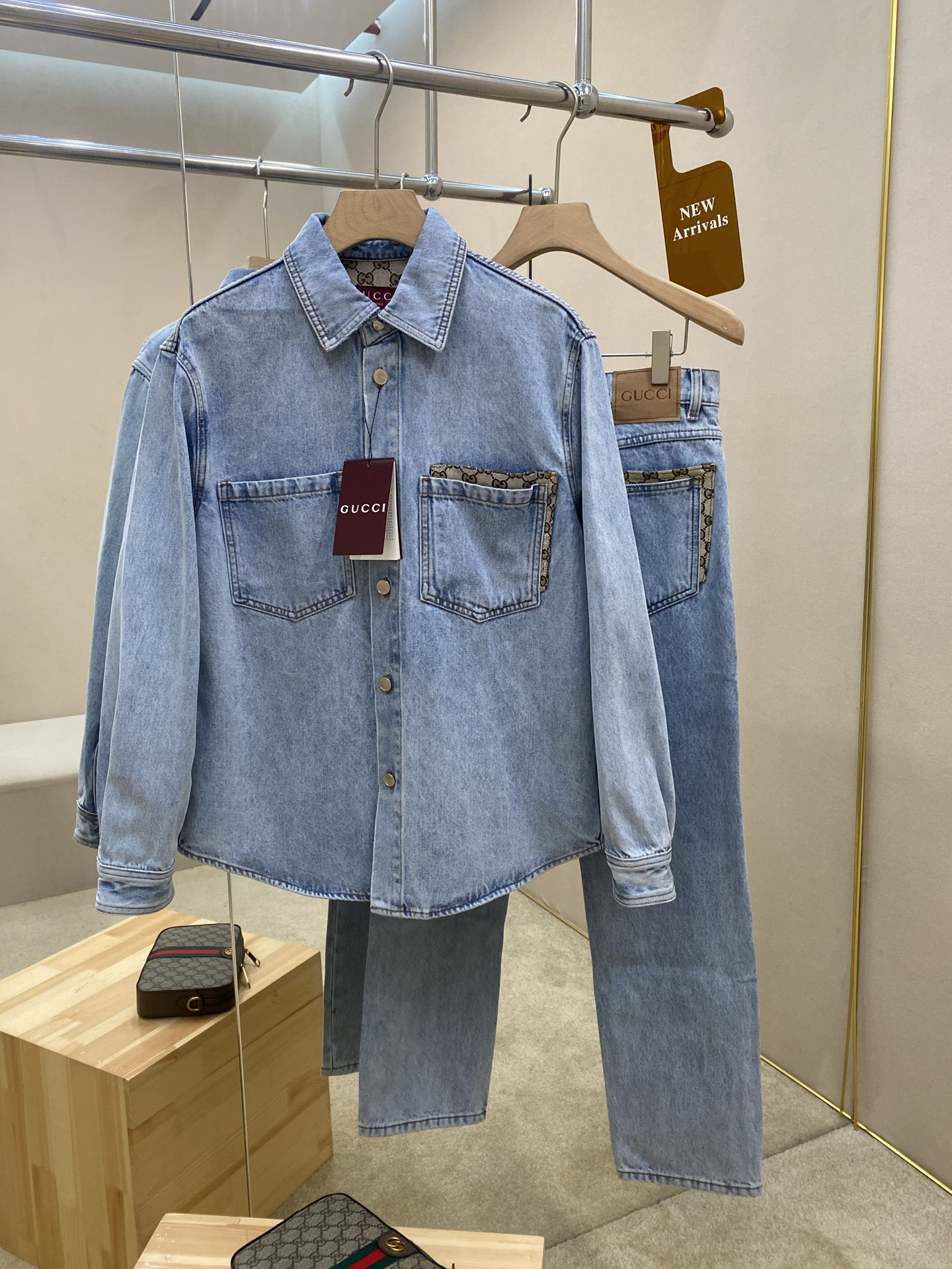 NO:523385,The main recommendation is the P Gucc25 new autumn and winter style GG inlaid washing denim suit. This denim suit is an early autumn series that integrates denim clothing items with implicit and restrained details, making daily style more elegant. The whole set of denim is made of light blue bleached washing denim fabric, and ingeniously embellishes GG canvas inlaid, making the entire design more eye-catching. The effect of one set is superb and highly recommended!  Top size 46 48 50 52 Jeans size 30 31 32 33 34 36,,gucci,jeans,alexander wang19860909主推衣服 裤子P Gucc25秋冬新款饰GG镶饰水洗牛仔套装,这款牛仔套装是早秋系列将丹宁服饰单品与含蓄内敛的细节融为一体,令日常造型更显高雅.整套牛仔以浅蓝色漂白水洗丹宁面料打造,匠心缀饰GG帆布镶饰,令整个设计愈发亮眼.一套穿着效果超赞,强烈推荐！ 上衣码数46 48 50 52 牛仔裤码数30 31 32 33 34 36,,gucci,jeans,alexander wang,Men's clothing