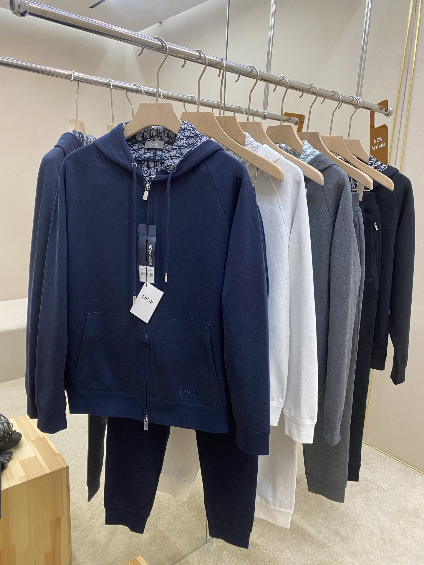 NO:512781,The main recommendations are trousers, popular Dior sweatshirt suits. The style of the whole set is crisp and stylish, matched with logo embellishments. Any defects in workmanship, imported high-density Tencel Galaiser knitted fabric, double-sided knitted uniform inside and outside, and the feel is extremely skin-friendly and comfortable. It feels very delicate to touch, and it is completely fine to wear inside and out. The simple and classic sports sweatpants are combined with the brand's high-tech order-dyeing fabric material. The fabric has a certain stiffness, is silky and breathable and sweat-absorbing, and is very comfortable, integrating functional elements. It is more suitable for sports and casual wear. Pants and other irregular tailoring is more in line with ergonomics, as well as the fully imported machine integrated pocket casual driving line. It breaks the previous ordinary sweatpants in 4 colors to choose from. It is super super, and is a must-have item in the wardrobe, the same style as men and women, highly recommended!  Color white, dark gray, royal blue, black (new colors will be added to the official website in the future) Top and pants size S M L XL,,dior,hoodie,sweatshirts,alexander wang19860909主推衣服 裤子 爆款迪奥卫衣套装  整套衣服的版型,挺括有型,搭配logo点缀 做工任何瑕疵,进口高密度天丝加莱赛尔加针织面料,双面针织里外一致,手感极为亲肤舒适 摸上去非常的细腻,内搭单穿都完全没问题. 简约经典的运动卫裤造型感搭配品牌研发高科技订染面料材质,面料有一定的挺度,丝滑感透气吸汗同时,非常舒适,融合了机能元素.更适合运动休闲穿着.裤子等3D不规则剪裁更符合人体工学,以及全进口机一体口袋随便车线,打破以往的普通卫衣裤有4个颜色可供选择,超爆超,是衣橱中的必选品,男女同款,强烈推荐！ 颜色白色 深灰色 宝蓝色 黑色（后续会增加官网新颜色） 上衣裤子尺码S M L XL,,dior,hoodie,sweatshirts,alexander wang,Men's clothing