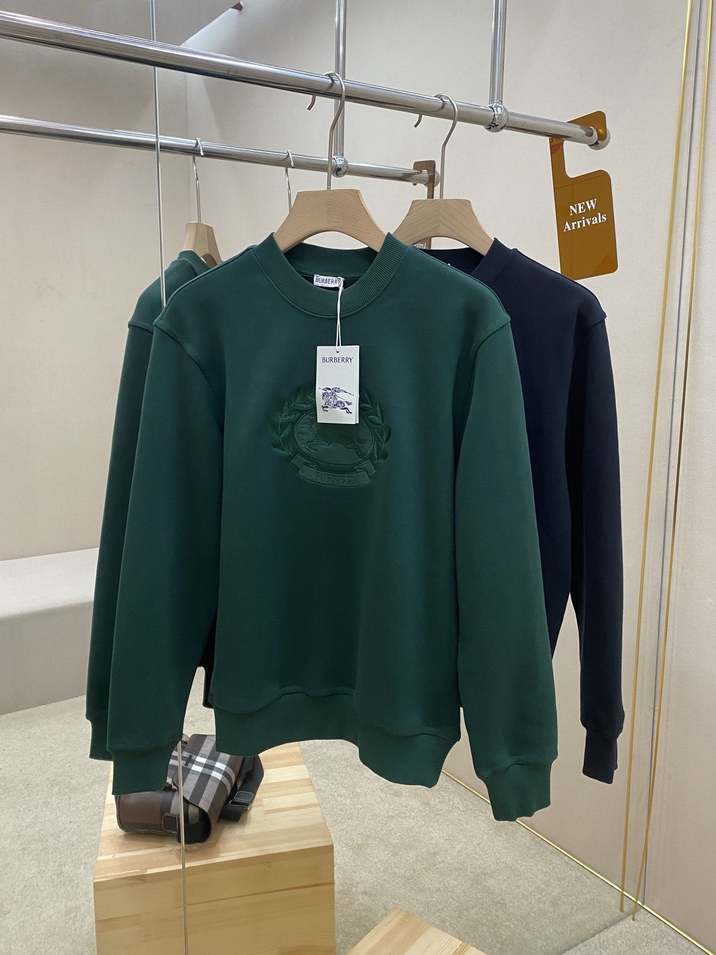 NO:512773,The main recommendation is the new embroidered round-neck sweatshirt. This round-neck sweatshirt is carefully crafted from cotton velvet cloth. It is soft and comfortable. The chest is decorated with the same color BBR embroidery to enhance the style. The regular version, ribbed cuffs and bottom edges create a fashionable and casual look. The same style for men and women, highly recommended!  Color black green S M L XL, hoodie, sweatshirts, alexander wang19860909主推 BBR新款刺绣圆领卫衣,这款圆领运动衫采用棉质起绒布精心制作.柔软舒适,胸前饰以同色调BBR刺绣提升格调.常规版型,罗纹袖口和底边,打造时尚的休闲造型.男女同款,强烈推荐！ 颜色黑色 绿色 码数S M L XL,,hoodie,sweatshirts,alexander wang,Men's clothing