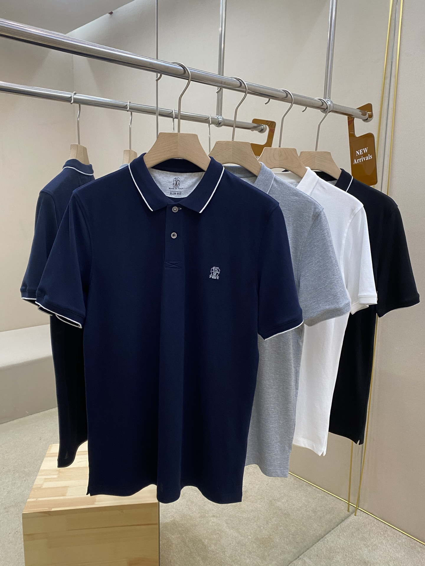 NO:515298,The main recommendation is the new embroidered polo shirt of Bc. This polo is made of bead floor cotton and linen fabric. The front chest is decorated with Bc's exclusive embroidery logo, contrasting collar edges and cuffs, and the back collar patch is decorated with printed pattern craftsmanship. The style is very unique and atmospheric, and it is very versatile in business and casualness. It is highly recommended!  Color black royal blue gray white code M L XL 2XL 3XL, alexander wang19860909主推 Bc新款刺绣polo衫,这款polo采用珠地棉麻面料制作而成,前胸饰有bc独家刺绣标志,撞色领边和袖口,后领贴饰有印花图案工艺,款式非常独特大气,商务休闲都很百搭,强烈推荐！ 颜色黑色 宝蓝色 灰色 白色 码数M L XL 2XL 3XL,,alexander wang,Men's clothing