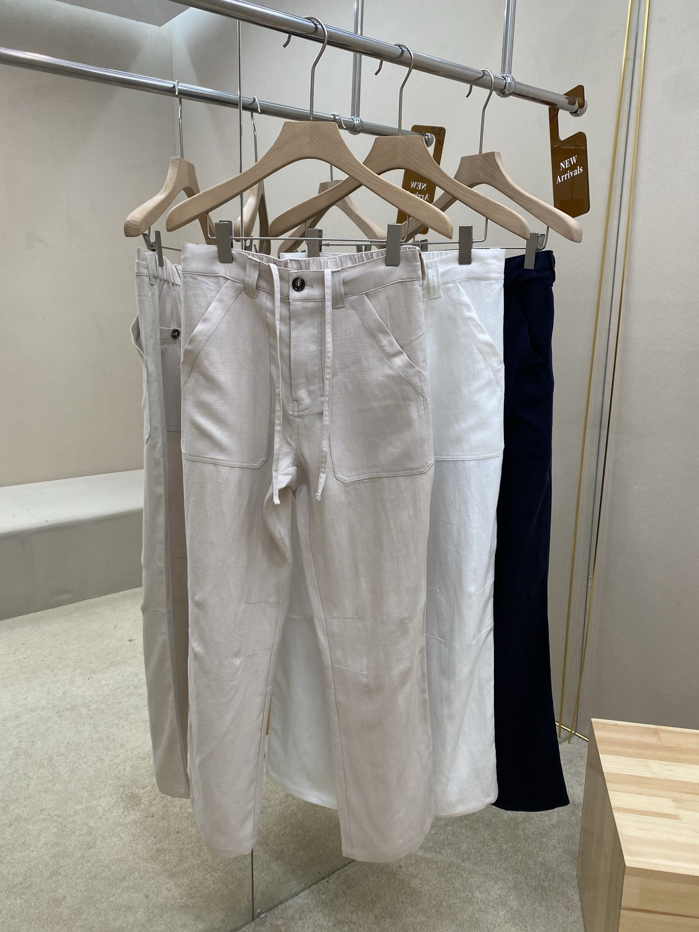 NO:515292,The main recommendation is the new BC25 linen gadilla fabric casual trousers. This back-dyeed linen gadilla casual trousers balances the contemporary style. The loose style is shown by the design of loose hips and gradually closing down from the knees. The wide patch pockets and drawstring waist enhance the casual taste in functional elements. It is highly recommended!  Color Hemp White Royal Blue Number of 48 50 52 54 56,,alexander wang19860909主推 BC25新款亚麻华达呢面料休闲长裤,这款后染亚麻华达呢休闲长裤的当代风格中觅得平衡.宽松版型以髋部宽松,从膝盖向下渐渐收拢的设计展现.宽大的贴袋与抽绳腰头,在功能性元素中增华休闲品味,强烈推荐！ 颜色麻色 白色 宝蓝色 码数48 50 52 54 56,,alexander wang,Men's clothing