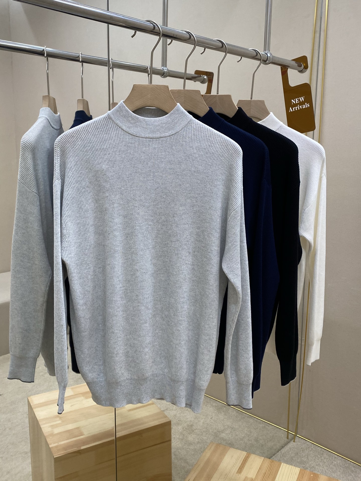 NO:523386,The main recommendation is the new BC25 turtleneck sweater. This sweater is made of imported long-length cotton fabric and 16-needle stitching method. The fabric is delicate and soft, and the upper body effect is excellent. The cuffs are matched with contrasting yarn, which can better highlight the brand's unique style. It is highly recommended!  Color gray black royal blue white number 48 50 52 54 56,,alexander wang19860909主推 BC25新款高领针织衫,这款针织衫采用进口长绒棉面料和16针针法制作而成,面料细腻柔软,上身效果超级赞,袖口处搭配有撞色纱线,更能彰显品牌的独特风格,强烈推荐！ 颜色灰色 黑色 宝蓝色 白色 码数48 50 52 54 56,,alexander wang,Men's clothing