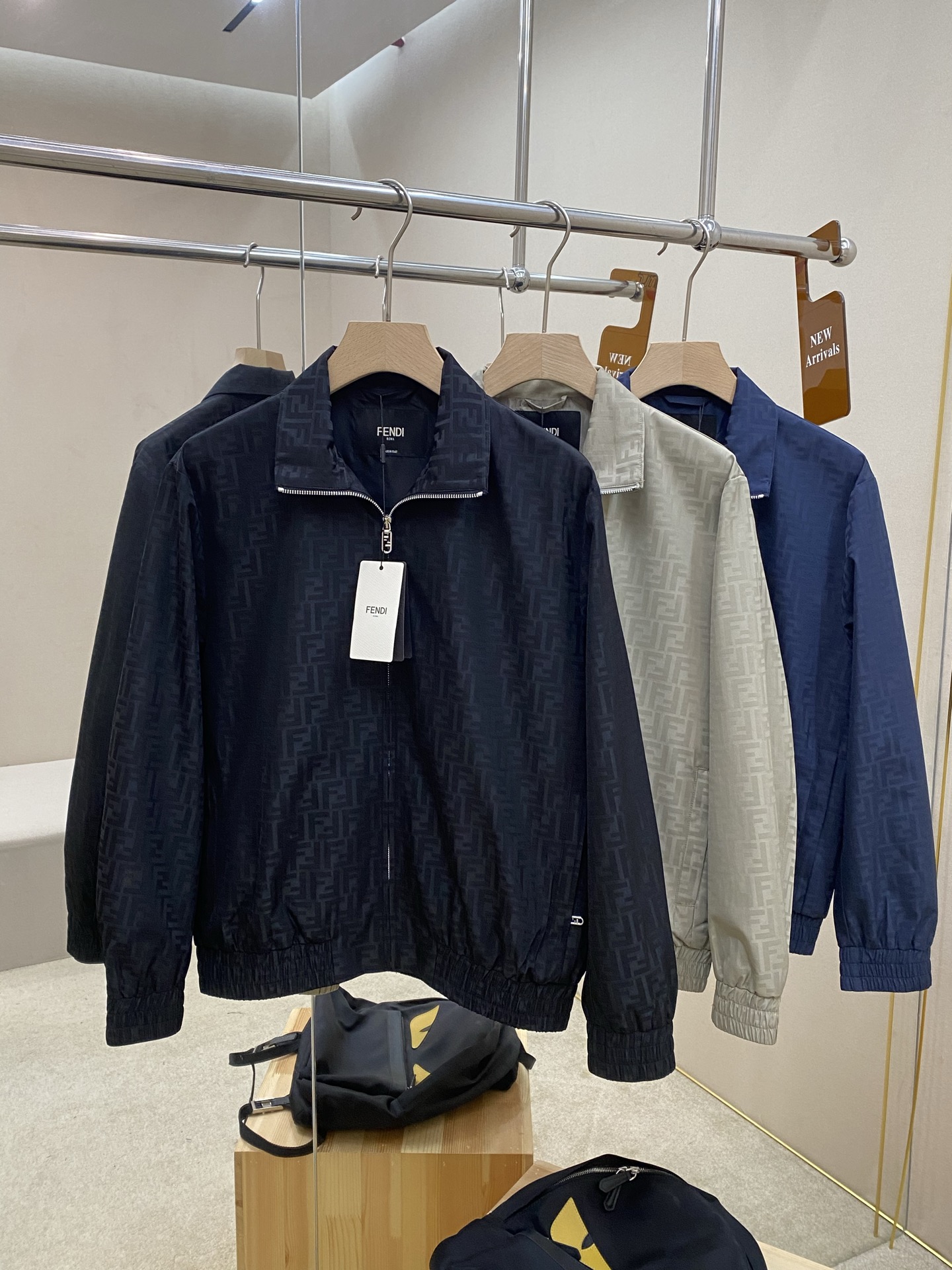 NO:521024,The main recommendation is the new high-neck, drop-shoulder long-sleeved, and lined bomber jacket. This jacket is made of FF jacquard nylon material, with elastic cuffs and edges, zipper closure, silver-finished metal parts. Elastic hem, the upper body effect is very good, the style is very versatile, highly recommended!  Color black blue khaki digits 46 48 50 52,,jackets & coats,alexander wang19860909主推 FF25SS新款高领落肩长袖加衬飞行员夹克.这款夹克采用FF提花尼龙材质制作而成,松紧带袖口和边缘.拉链开合.银色饰面金属件.弹力下摆,上身效果非常赞,款式非常百搭,强烈推荐！ 颜色黑色 蓝色 卡其 码数46 48 50 52,,jackets & coats,alexander wang,Men's clothing