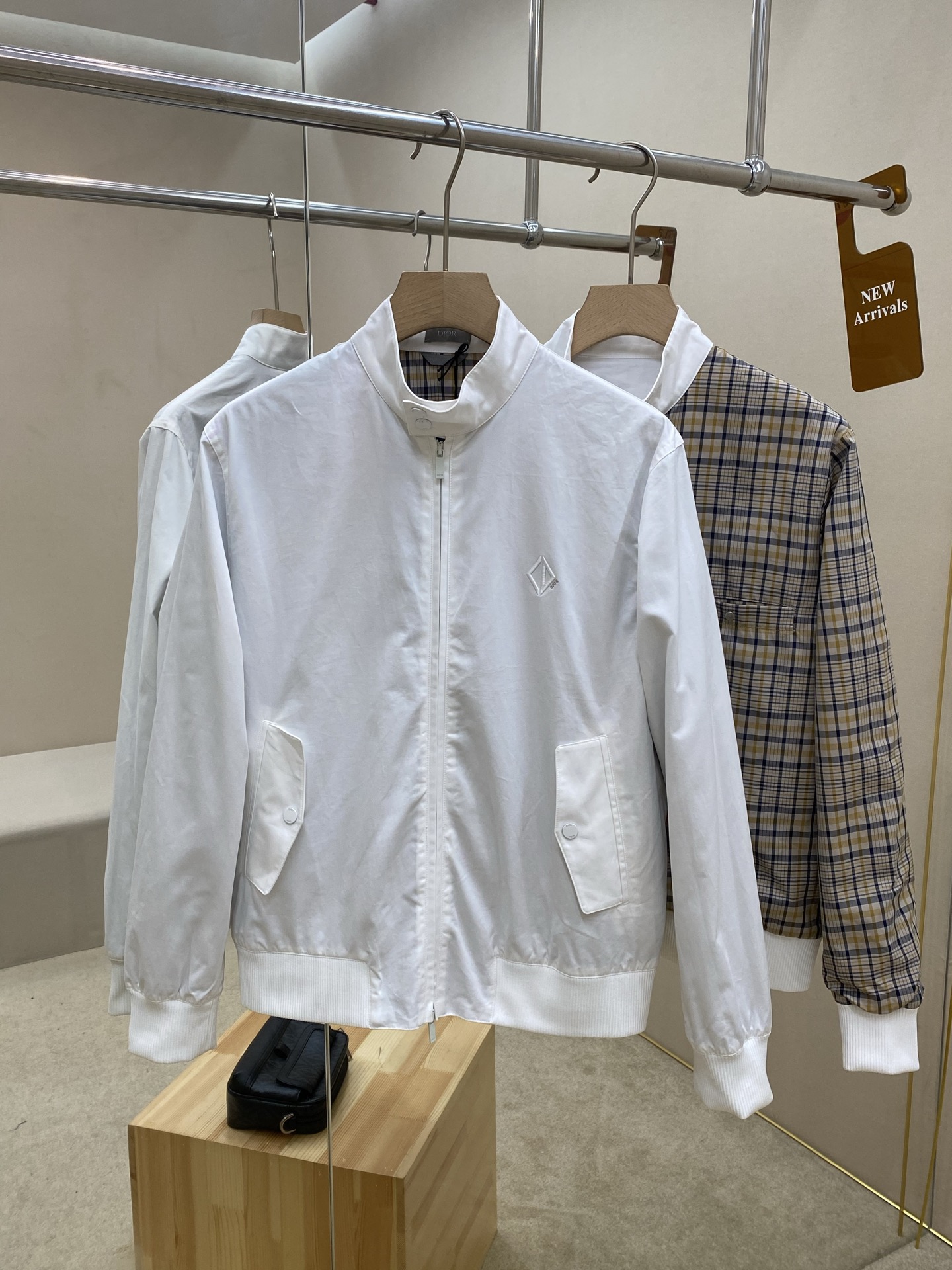 NO:522228,The main recommendation is the new Dior25SS jacket. This short jacket is a new product in the 2025 autumn men's clothing series. It integrates the classic Dior logo with the aesthetics of sportswear. It is carefully crafted with white cotton twill fabric, and the chest is decorated with classic CD Diamond logo embroidery, paired with two flip pockets. The high-standard style silhouette can add an elegant atmosphere to various casual styles. Highly recommended!  Count 46 48 50 52,,dior,jackets & coats,alexander wang19860909主推 Dior25SS新款夹克,这款短夹克是二零二五秋季男装系列新品,将Dior经典标识与运动服饰风格审美融为一体.采用白色棉质斜纹面料精心制作,胸前饰以经典的CD Diamond标志刺绣,搭配两个翻盖口袋.高订风格廓形,可为各式休闲造型增添优雅气息.强烈推荐！ 码数46 48 50 52,,dior,jackets & coats,alexander wang,Men's clothing