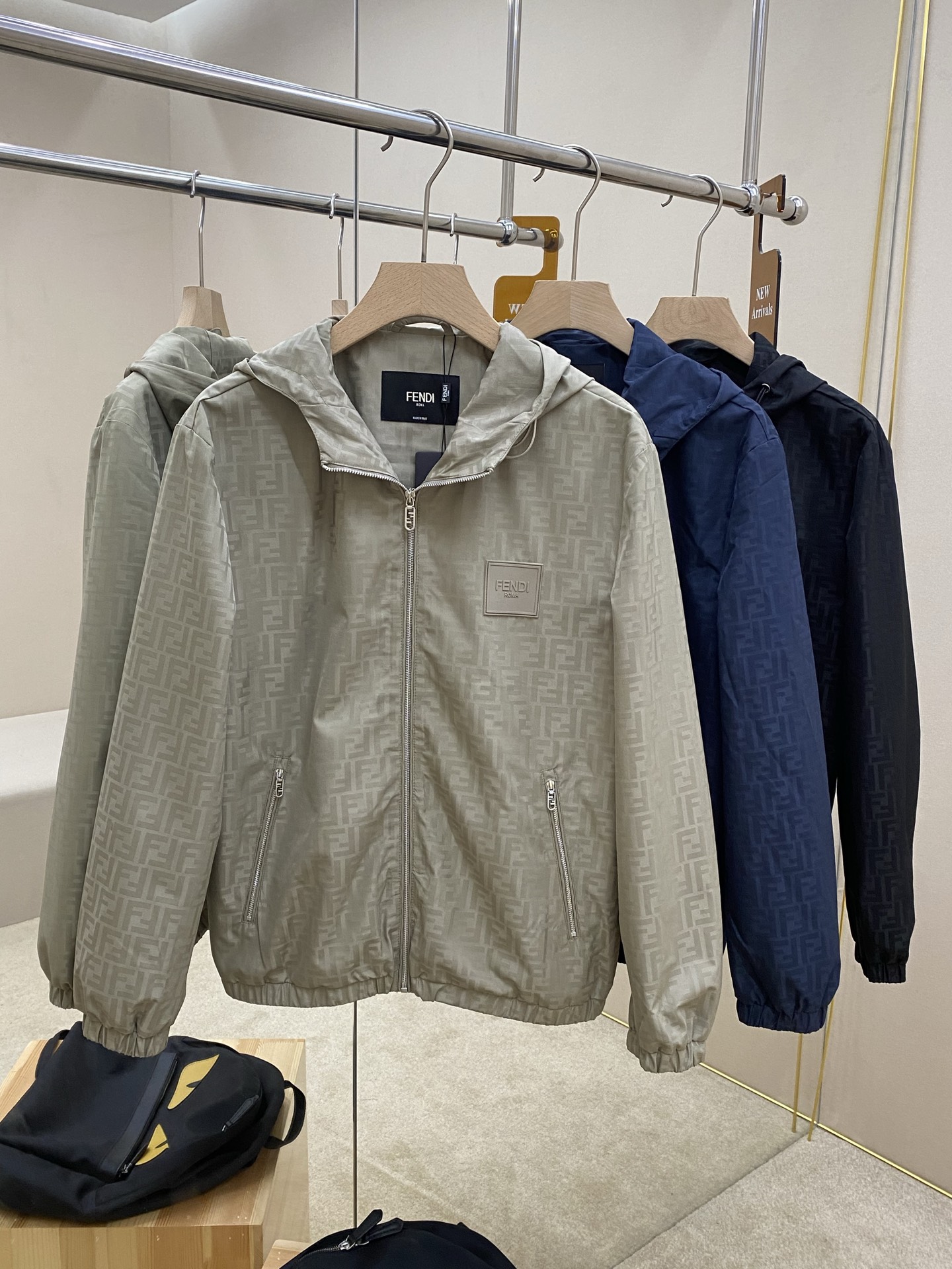 NO:600790,Mainly recommend Fendi 25SS new hooded and padded bomber jacket. This Fendi jacket is made of FF jacquard nylon material, with elastic cuffs and edges. Zipper closure. Decorated with FF exclusive leather patch on the chest, silver finish metal parts. Elastic hem, the upper body effect is very good, the style is very versatile, highly recommended!  Color Black Blue Khaki Size 46 48 50 52 H2025,,fendi,fendi,jackets & coats,hats,alexander wang19860909主推 Fendi 25SS新款连帽加衬飞行员夹克.芬迪这款夹克采用FF提花尼龙材质制作而成,松紧带袖口和边缘.拉链开合.前胸饰有FF独家皮牌,银色饰面金属件.弹力下摆,上身效果非常赞,款式非常百搭,强烈推荐！ 颜色黑色 蓝色 卡其 码数46 48 50 52 H2025,,fendi,fendi,jackets & coats,hats,alexander wang,Men's clothing