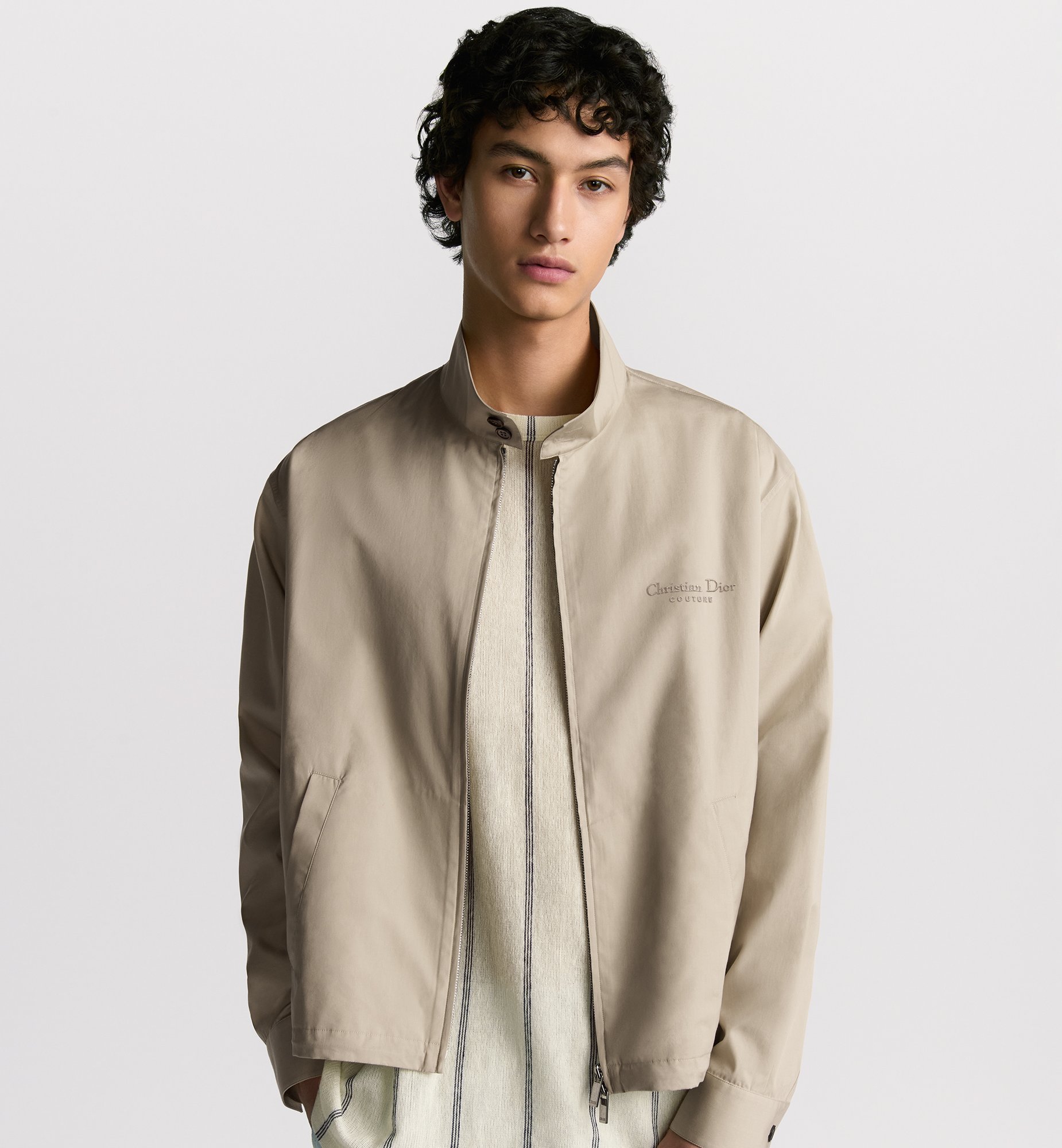 NO:600773,We mainly recommend the new Dior 25SS zipper shirt jacket. Dior's zipper shirt jacket reinterprets the classic design to create a fashionable look. It is carefully made of cotton blended fabrics, decorated with Christian Dior Couture embroidery of the same tone on the chest, with welt pockets and a drawstring hem. The zipper style can be easily matched with jeans to create a fashionable look. Highly recommended!  Size 46 48 50 52 H2025,,dior,dior,jeans,jackets & coats,shirts,alexander wang19860909主推 Dior 25SS新款拉链衬衫夹克,迪奥这款拉链衬衫夹克重新诠释经典设计,打造时尚造型.采用棉质混纺面料精心制作,胸前饰以同色调Christian Dior Couture 刺绣,搭配贴边口袋和抽绳底边.拉链款式,可与牛仔裤轻松搭配,打造时髦的造型.强烈推荐！ 码数46 48 50 52 H2025,,dior,dior,jeans,jackets & coats,shirts,alexander wang,Men's clothing