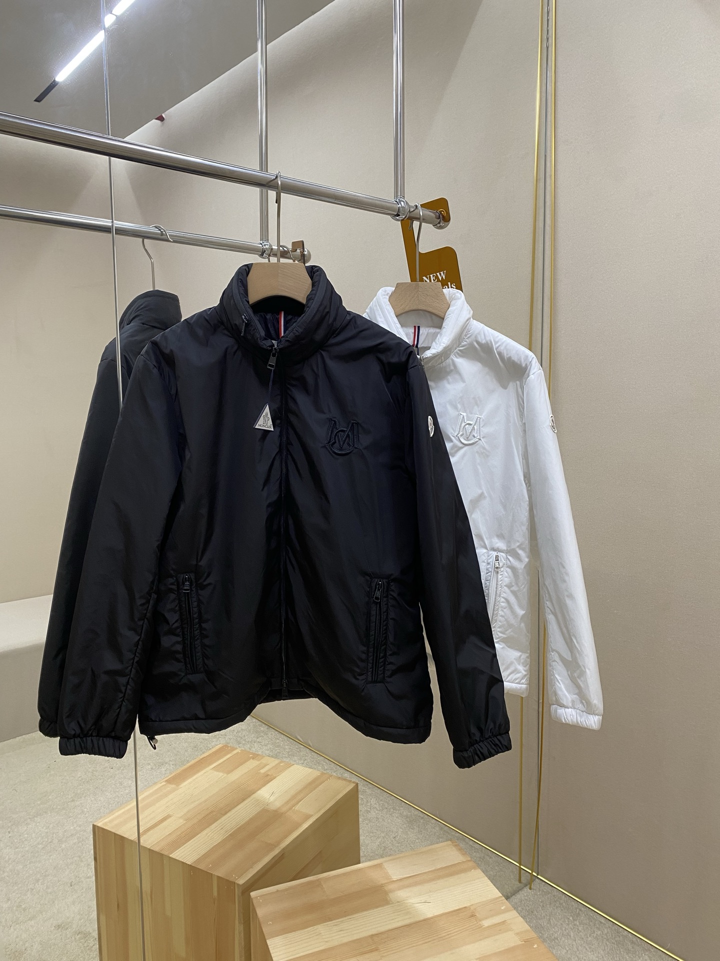 NO:614854,Recommended  Mom25SS new cotton jacket, this Ouge jacket combines streamlined beauty and practical function, and is made of nylon fabric. This functional fabric has a silky texture. It can provide protection when needed, while showing a smooth style, equipped with a detachable pull-out hood. It is embellished with monogram details of the same color, with Meng family armbands on the sleeves, zipper closure, zipper pockets, and adjustable hem elasticity. It is both warm and handsome. It is a must-have item for autumn, strong for men and women, highly recommended!  Color black white code number 1 2 3 4,,jackets & coats,hats,alexander wang19860909主推 Mom25SS新款棉夹克,这款Ouge夹克兼具流线型美感和实用功能,采用尼龙面料制成.这种功能性面料具有丝滑质感.可在需要时提供保护,同时呈现流畅款型,配有可拆卸拉出式兜帽.点缀同色系字母组合细节,袖子处饰有蒙家袖章,拉链开合,拉链口袋,下摆松紧可调节,既保暖又帅气,是入秋的必备单品,强男女同款,强烈推荐！ 颜色黑色 白色 码数1 2 3 4,,jackets & coats,hats,alexander wang,Men's clothing