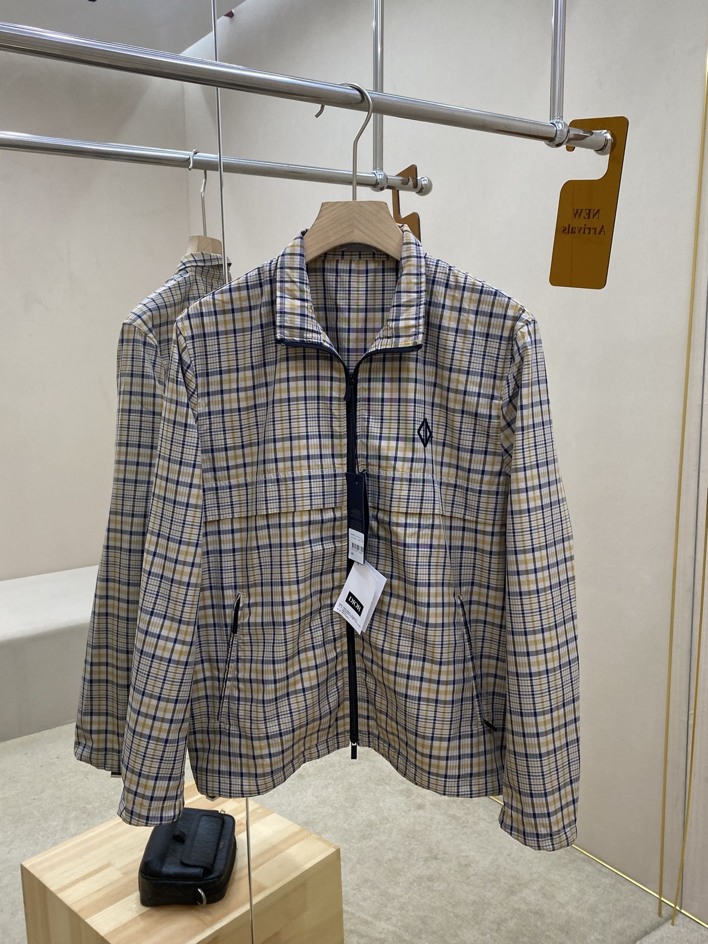 NO:526520,The main recommendation is Dior25SS’ new beige cotton-blend fabric plaid pattern CD Diamond embroidered zipper jacket shirt. This zipper shirt reinterprets classic design and creates a stylish look. It is carefully crafted from beige cotton-blend fabric, decorated with beige and navy blue plaid patterns. The chest is decorated with CD Diamond logo and is paired with zippered pockets, drawstring bottom edges and cuffs. It can be easily matched with jeans for a delicate and stylish look, or matched with matching shorts to highlight the classic style. Highly recommended!  Count 46 48 50 52,,dior,shorts,jeans,jackets & coats,shirts,alexander wang19860909主推 Dior25SS新款米色棉质混纺面料格子图案CD Diamond 刺绣拉链夹克衬衫,这款拉链衬衫重新诠释经典设计,打造时尚造型.采用米色棉质混纺面料精心制作,饰以米色和海军蓝色格子图案.胸前饰以CD Diamond 标志,搭配拉链口袋、抽绳底边和袖口.可与牛仔裤轻松搭配,打造精致时髦的造型,或者与配套短裤搭配,突显经典风格.强烈推荐！ 码数46 48 50 52,,dior,shorts,jeans,jackets & coats,shirts,alexander wang,Men's clothing