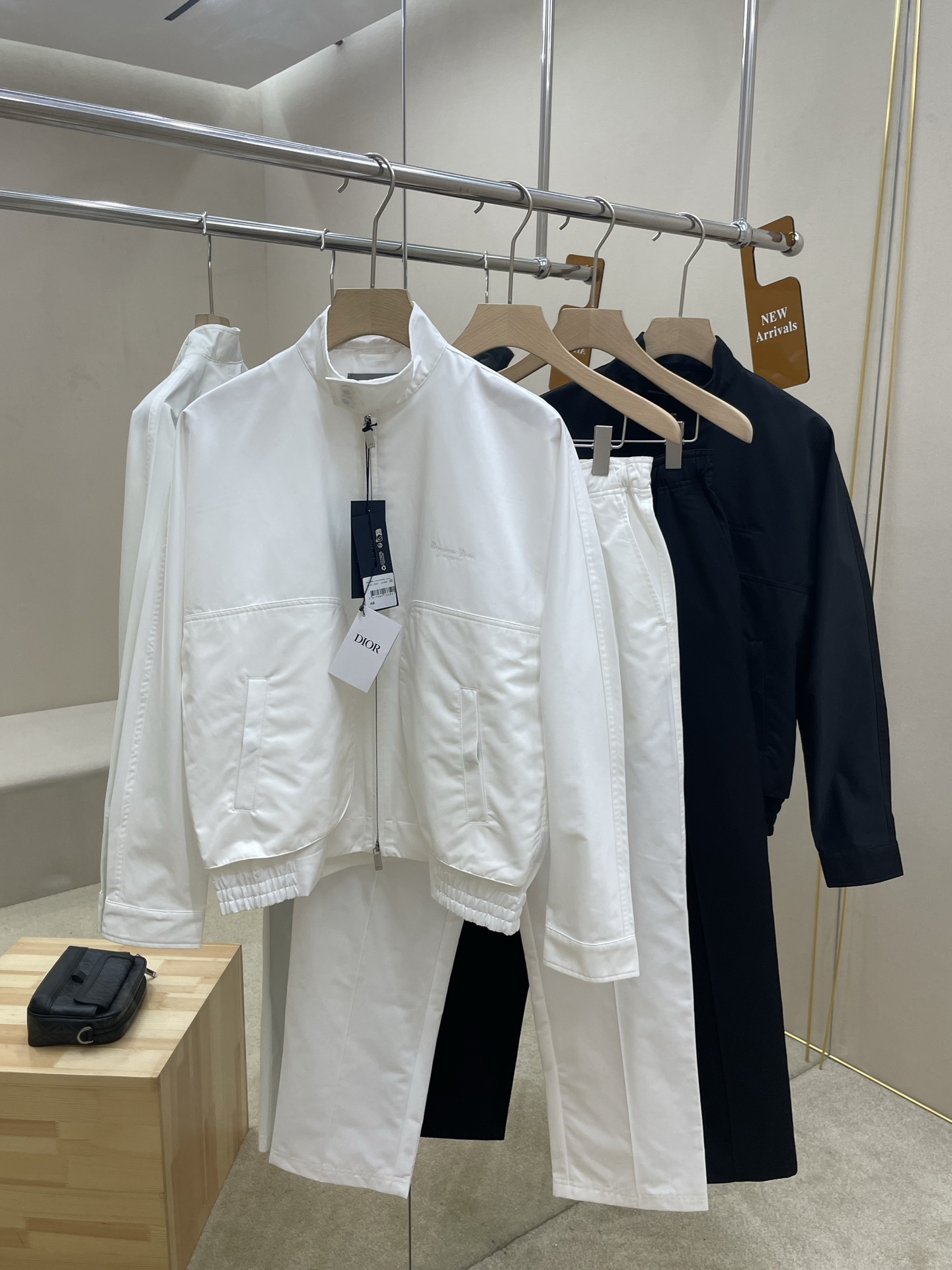 NO:601757,Mainly recommended clothes, pants, Dior 25SS new cotton gabardine Christian Dior Couture embroidered suit, this Christian Dior Couture suit is a new product in the 2025 autumn men's wear series, injecting fashion charm into classic items. It is carefully made of cotton gabardine, and the top short jacket is decorated with two large patch pockets sewn with triangular gussets and a Christian Dior chest  Couture embroidery enhances the style, with covered button design on the collar and cuffs, zipper closure, elastic hem, and short design that is very stylish. The back pockets of the same overalls are decorated with unique embroidery technology and elastic waist design. The whole set of clothing has a unique and unique style, and the upper body effect is super good. Highly recommended!  Color black white code number 46 48 50 52 H,,dior,jackets & coats,alexander wang19860909主推衣服 裤子 Dior 25SS新款棉质华达呢Christian Dior Couture 刺绣套装,这款Christian Dior Couture套装是二零二五秋季男装系列新品,为经典单品注入时尚魅力.采用棉质华达呢精心制作,上衣短夹克饰以两个缝有三角形衬料的大号贴袋和胸前Christian Dior Couture刺绣提升格调,领口和袖口处饰包扣式设计,拉链开合,松紧下摆,短款设计极具格调.同款工装裤后袋处饰有独特绣花工艺,松紧腰头设计.整套服饰款式独特别致,上身效果超级赞,强烈推荐！ 颜色黑色 白色 码数46 48 50 52 H,,dior,jackets & coats,alexander wang,Men's clothing