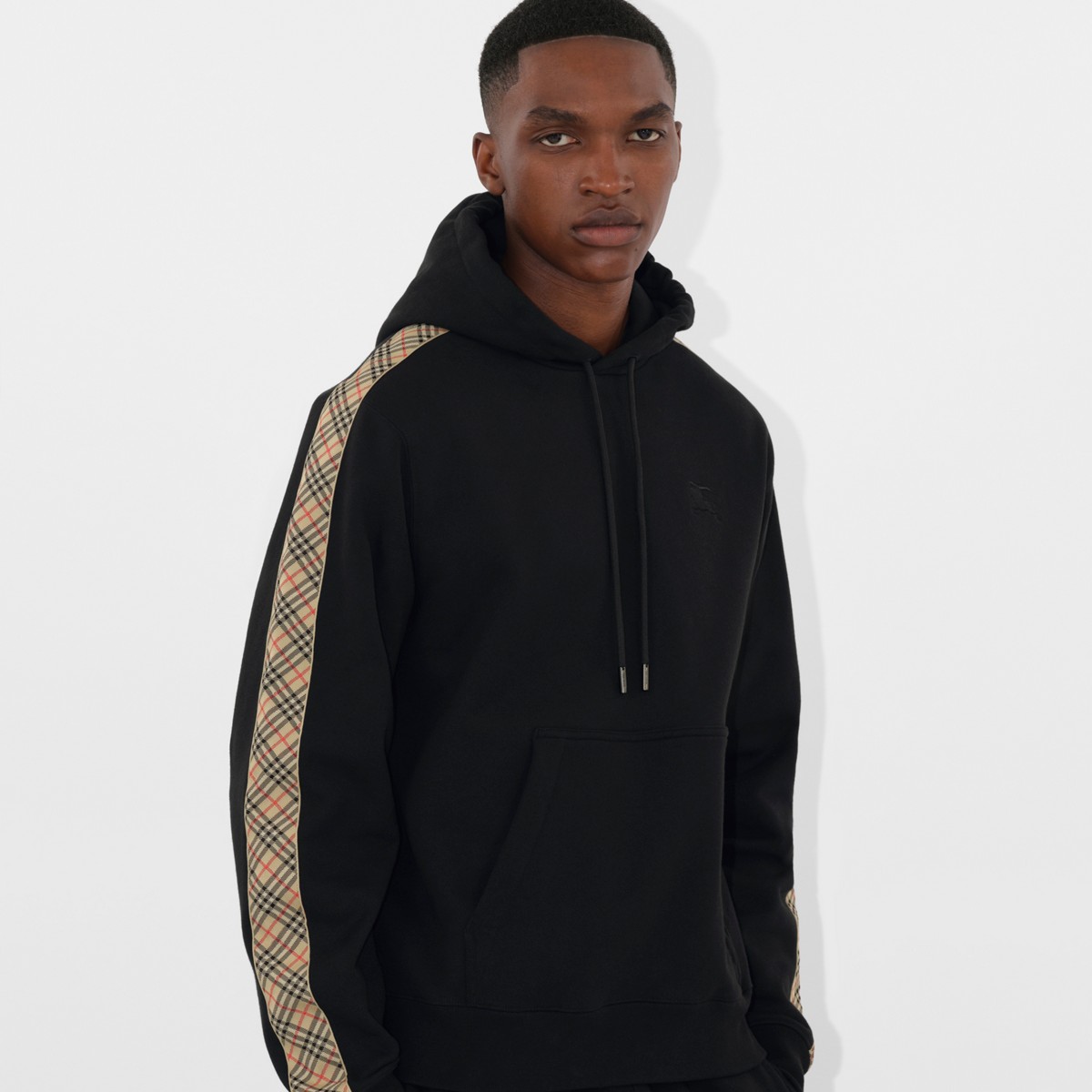 NO:601759,Mainly recommended clothes, pants, Burberry 25SS new plaid decorated cotton sweatshirt suit. Burberry's sweatshirt sports suit is made of lightweight turned velvet cotton fabric, showing a slim fit. Burberry is integrated into the sleeves and the sides of the pants.  The plaid ribbon is interpreted in the brand's iconic beige color and has an elastic drawstring style. The sweatshirt is equipped with storage pockets. The front chest of the sweatshirt is decorated with the Equestrian Knight logo (EKD) embroidery, and the back pockets of the sweatpants are also decorated with micro-label embroidery. The style is very unique and novel. It is the same for men and women. Highly recommended!  Top and pants sizes S M L XL H,,burberry,burberry,hoodie,sweatshirts,alexander wang19860909主推衣服 裤子 Burberry 25SS新款格纹装饰棉质卫衣套装,巴宝莉这款卫衣运动套装选用轻盈翻面绒棉质面料打造,呈现修身版型.袖子与裤子两侧融入Burberry 格纹饰带,以品牌标志性典藏米色演绎,松紧抽绳式,卫衣搭配有收纳口袋,卫衣前胸饰有马术骑士徽标(EKD)刺绣,同时卫裤后口袋也饰有微标刺绣,款式非常独特新颖,男女同款,强烈推荐！ 上衣和裤子码数S M L XL H,,burberry,burberry,hoodie,sweatshirts,alexander wang,Men's clothing