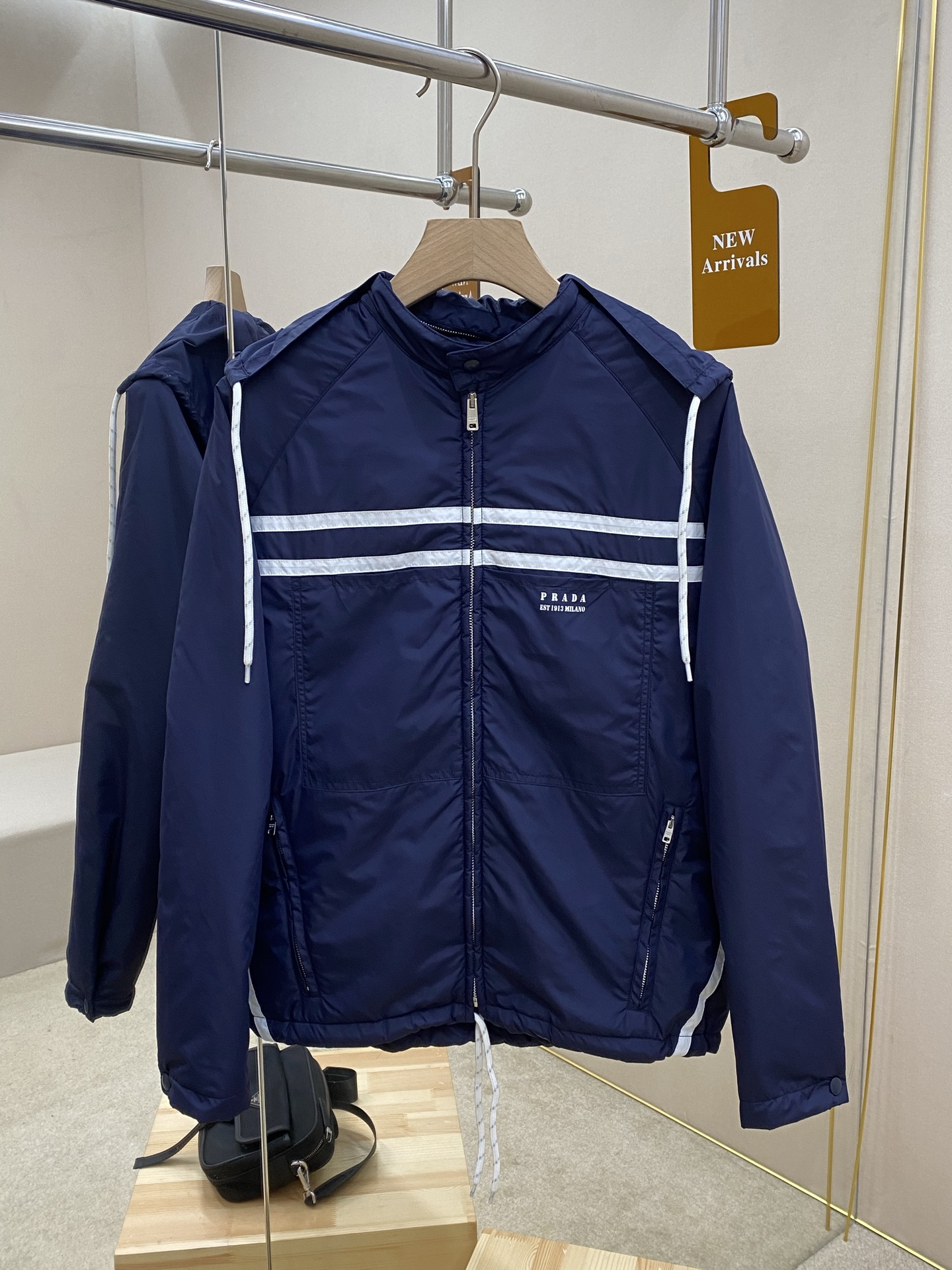 NO:525376,The main recommendation is Prade's new recycled nylon cotton jacket in autumn and winter. This cotton jacket is made of recycled nylon, with a warm cotton design, and a detachable hood to achieve one and two wears. The front chest is matched with contrasting pattern and fine node accents, zipper-style opening and closing, and the hat and hem are matched with drawstring design. The style is both warm and high-end. It is highly recommended!  S M L XL, prada, jackets & coats, hats, alexander wang19860909主推 Prade秋冬新款再生尼龙棉夹克,这款棉夹克再生尼龙制作而成,加棉保暖式设计,可拆卸风帽实现一衣两穿,前胸搭配撞色图案细节点缀,拉链式开合,帽子和下摆搭配有抽绳设计,款式既保暖又上档次,强烈推荐！ 码数S M L XL,,prada,jackets & coats,hats,alexander wang,Men's clothing