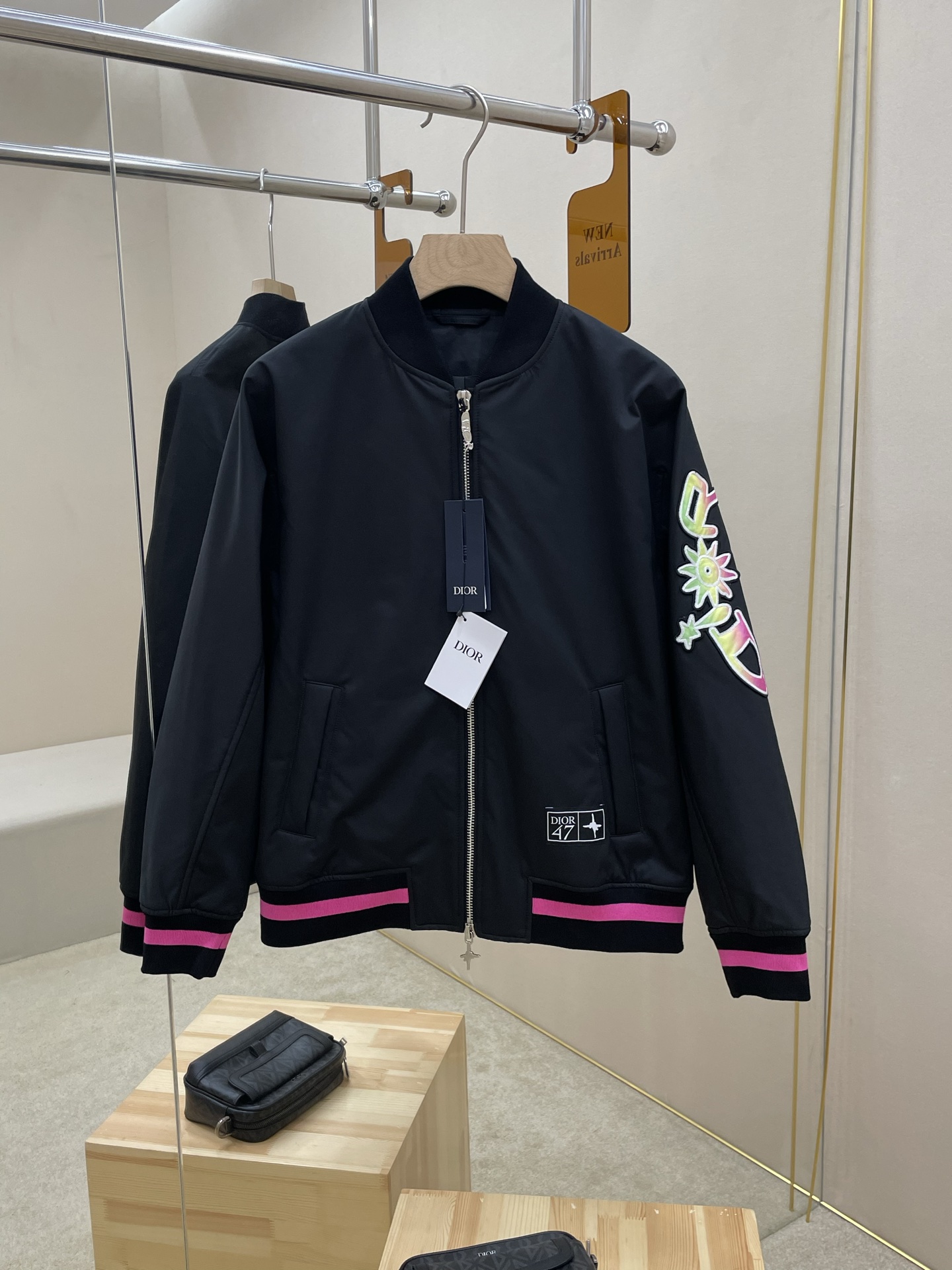 NO:525370,The main recommendation is Dior's new autumn and winter AND LEWIS HAMILTON cotton jacket. This jacket is a new product for the men's clothing series in 2025. It comes from the DIOR ANDLEWIS HAMILTON limited series. It is carefully crafted from black technology fabrics, and the sleeves are decorated with a joint series logo, which reinterprets the Dior logo in a graphic style. It can be matched with trousers or jeans to create a comfortable and fashionable look. Highly recommended!  Number of codes: 46 48 50 52,,dior,jeans,jackets & coats,alexander wang19860909主推 Dior秋冬新款AND LEWIS HAMILTON 棉夹克,这款夹克是二零二五秋季男装系列新品,来自DIOR ANDLEWIS HAMILTON 限定系列.采用黑色科技面料精心制作,衣袖饰以联名系列标志,以图形风格重新诠释Dior标志.可搭配长裤或牛仔裤,打造舒适时髦的造型.强烈推荐！ 码数:46 48 50 52,,dior,jeans,jackets & coats,alexander wang,Men's clothing