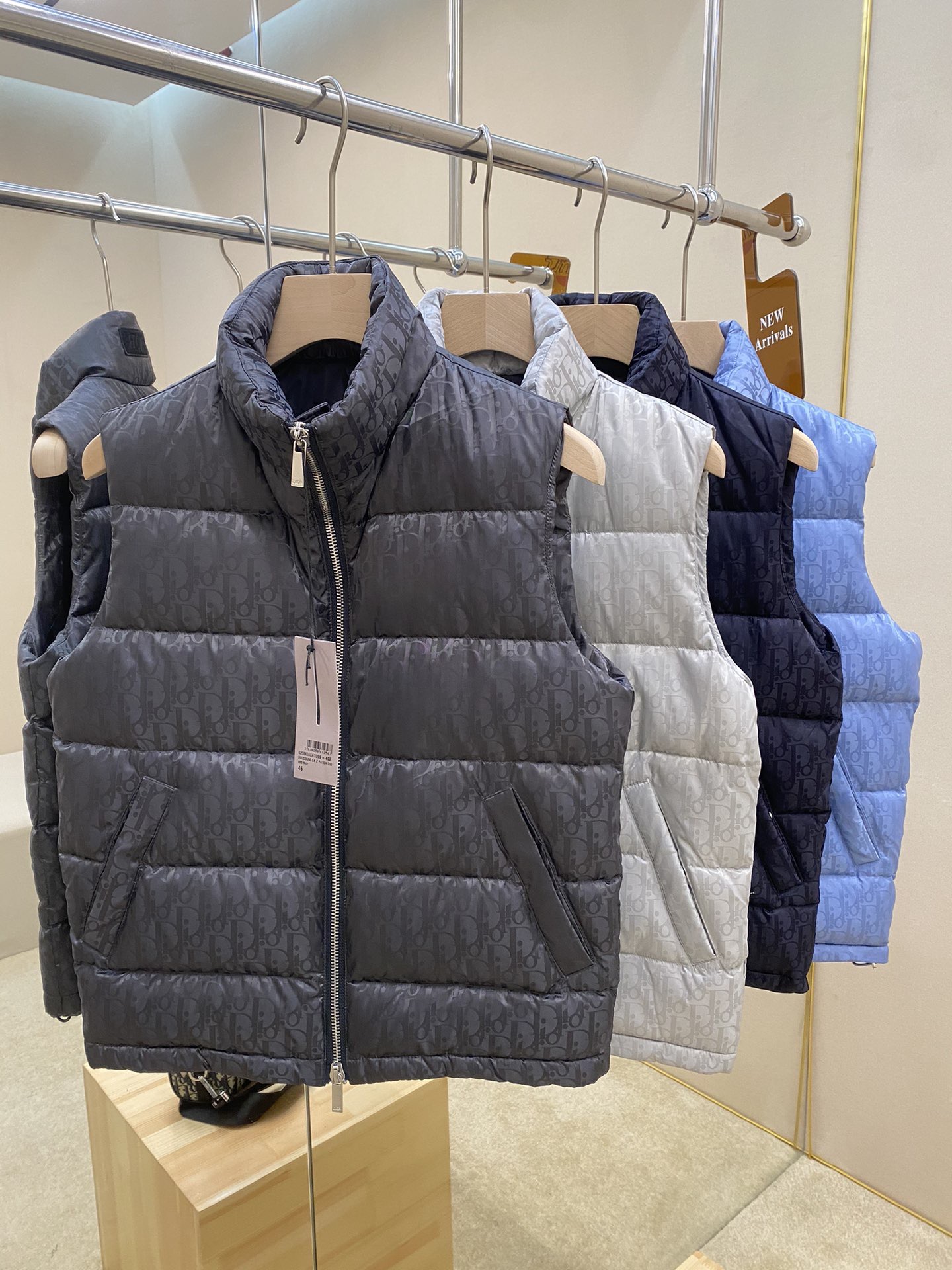 NO:571844,Featured down Dio all-over dark pattern jacquard stand-collar down vest Quilted jacket in gray jacquard technical fabric Oblique print quilting effect This quilted jacket is decorated with Oblique print, recalling the classic Dior logo launched in 1967. It is carefully crafted in gray jacquard technical fabric, with Dior signature patches on the sleeves, wide angled collar, zipper and snap button closure.  Modern fit that can be styled with any of this season's jeans or trousers for a casual look. Tonal Oblique print throughout. Soft Dior patch on left sleeve. Wide gusset collar. Two-way zipper closure with Dior logo-engraved zipper pull. 90 white duck down in polyamide, 700 fill power, no lint, stand-up collar   Color gray, silver, navy blue Size 46.48.50.52, dior, jeans, jackets & coats, down jacket, alexander wang19860909主推羽绒  Dio满印暗纹提花立领羽绒马甲 绗缝夹克灰色提花科技面料 Oblique 印花绗缝效果 这款绗缝夹克饰以 Oblique 印花,回溯 Dior 于 1967 年推出的经典标识. 采用灰色提花科技面料精心制作,衣袖饰以 Dior 标志补丁,搭配宽角领以及拉链和按扣开合. 现代版型,可与本季各式牛仔裤或长裤搭配提升格调,打造休闲的造型. 通体饰以同色调 Oblique 印花 左侧衣袖饰以 Dior 标志软补丁 宽角领 双向拉链开合,搭配镌刻 Dior 标志的拉链头 聚酰胺纤维采用的90白鸭绒,700蓬松度,绝不出绒,立领设计 颜色灰色,银色 ,藏青 蓝色 尺码46.48.50.52,,dior,jeans,jackets & coats,down jacket,alexander wang,Men's clothing