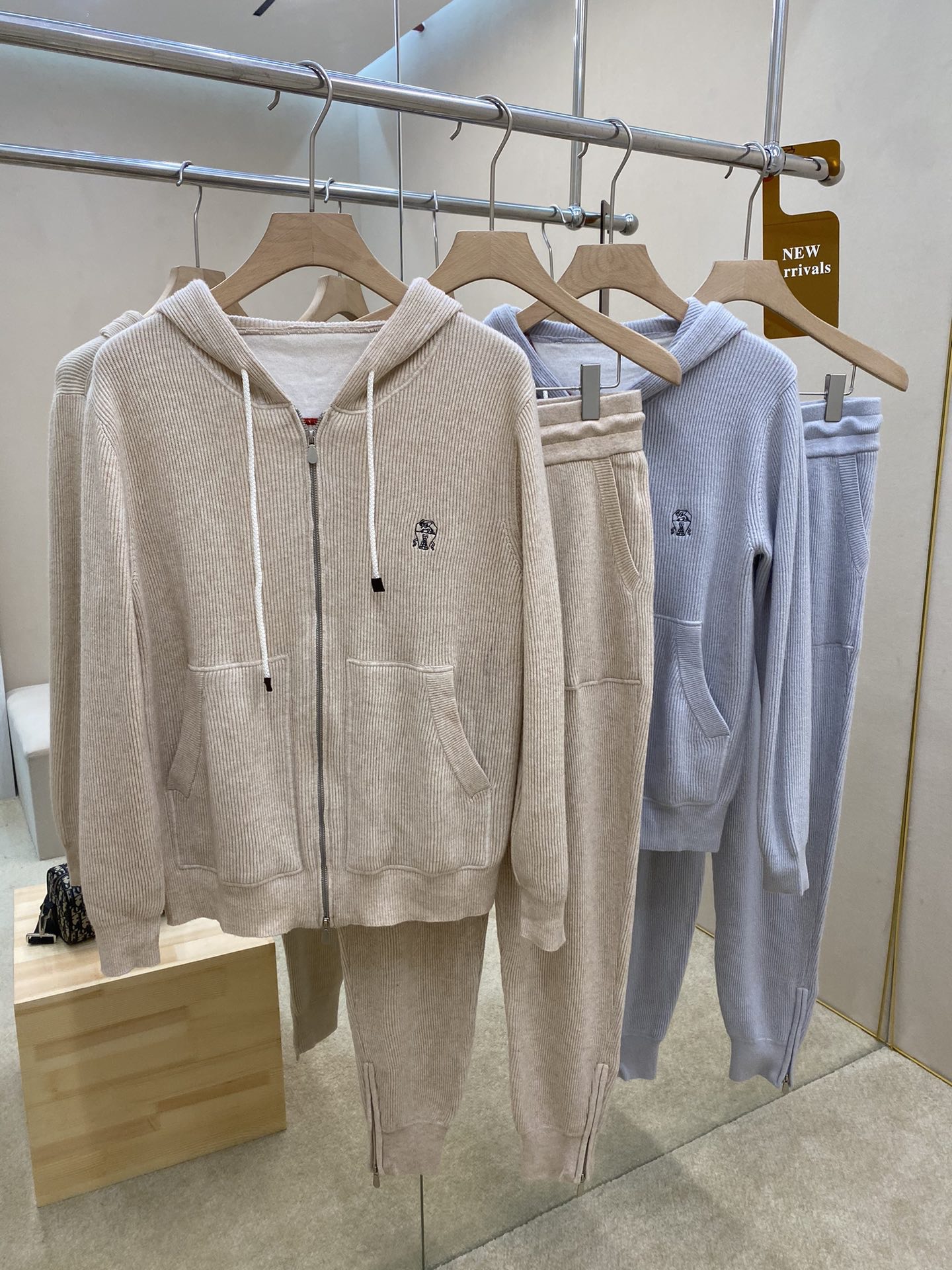 NO:530765,Main clothes and pants BC new cashmere knitted suit This set is made of precious cashmere, equipped with zipper closure and hood design, which is both warm and frequent. It is available in gray and lacquered colors. It is highly recommended for the same style as men and women!  It is a must-have artifact in winter. Color gray, color code number S M L XL,,hats,alexander wang19860909主推衣裤子 BC新款羊绒针织套装 这款套装采用珍贵的羊绒制作而成,配有拉链开合以及兜帽设计,既保暖又时常,有灰色和啦色两色可供选择,男女同款强烈推荐！是冬季必备神器. 颜色灰色,啦色 码数S M L XL,,hats,alexander wang,Men's clothing